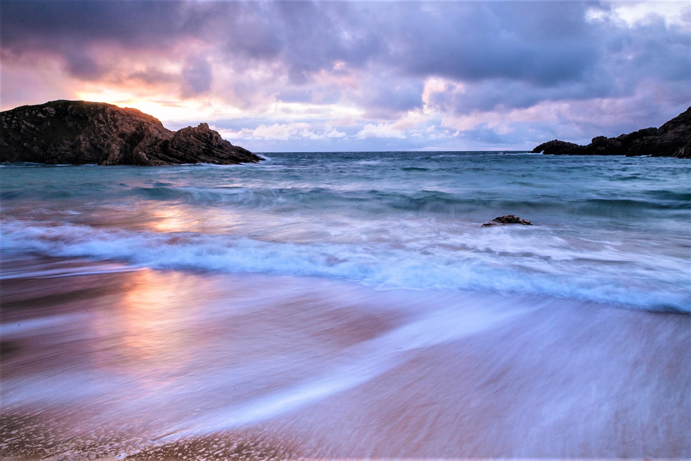 2700x1800 Cloudy Beach Day HD Wallpaper