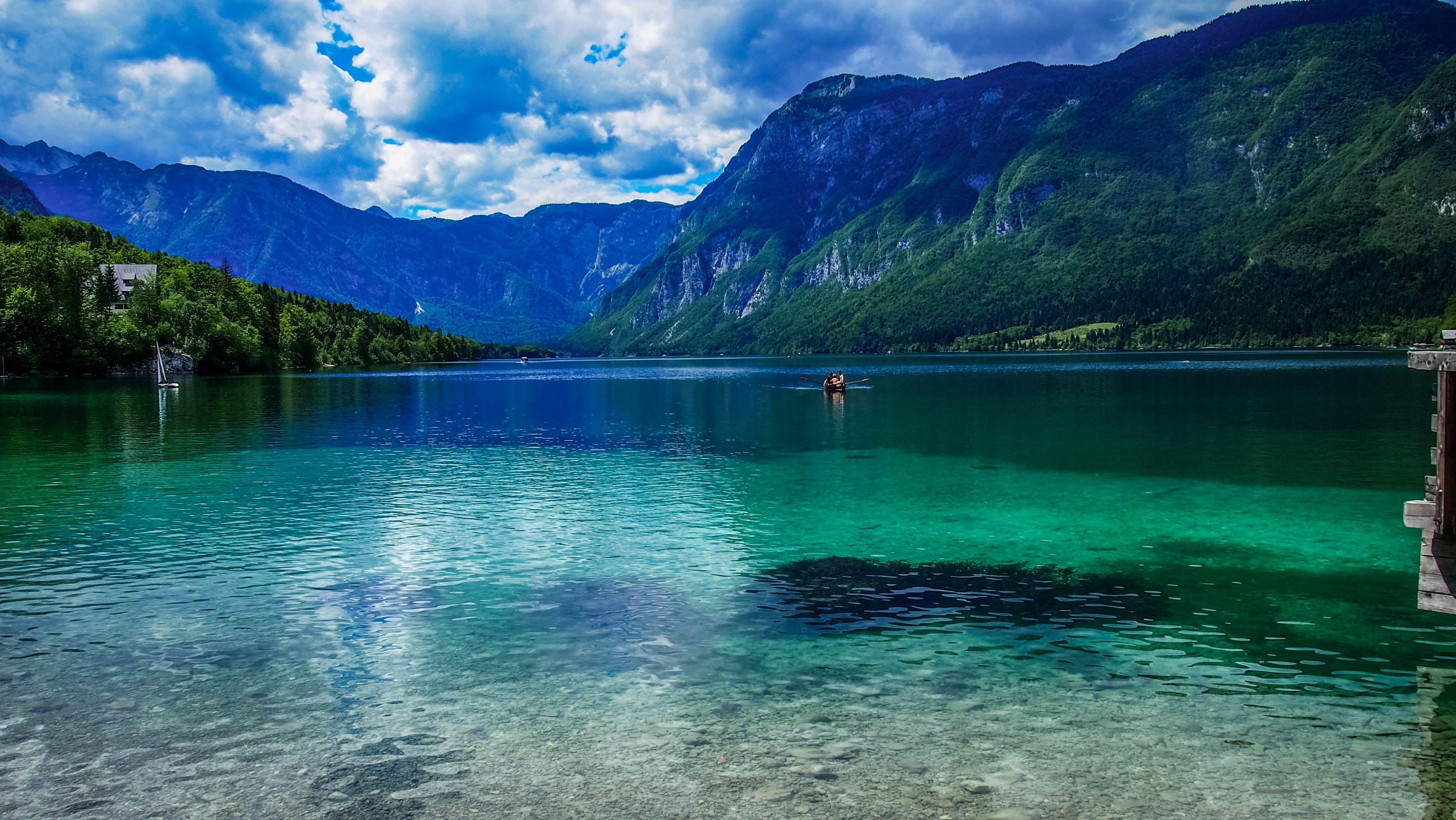 Картинка красивое озеро. Озеро Рица Абхазия. Абхазия горы Рица + голубое озеро. Озеро Рица Абхазия лето. Озеро Рица Абхазия обои.