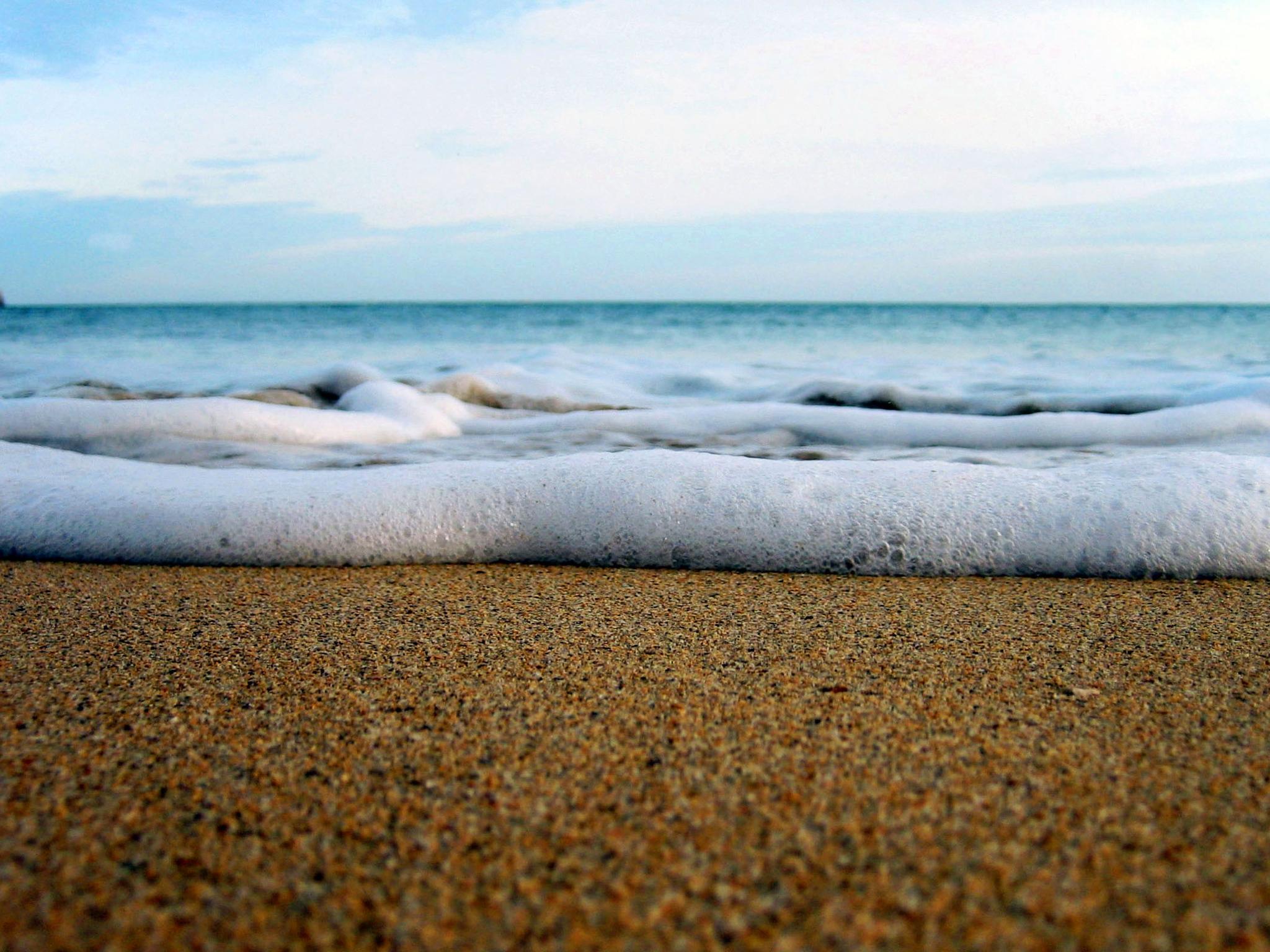2048x1536 Ocean waves wallpaper