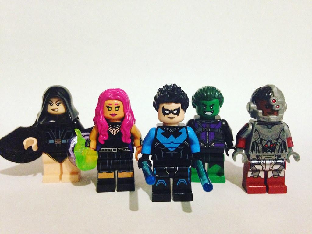 1024x768 Teen Titans. Left to Right: Raven, Starfire, Nightwing, Bea
