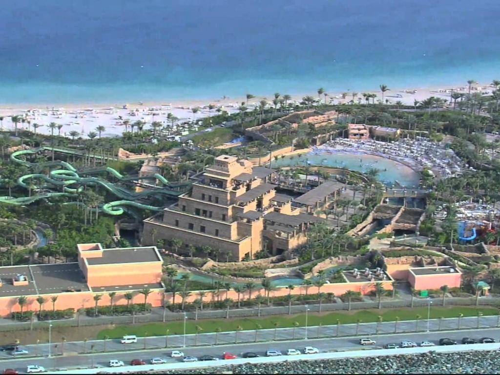 1024x768 Atlantis Hotel Palm Jumeirah Island Dubai wallpaper in 1024x768 resolution