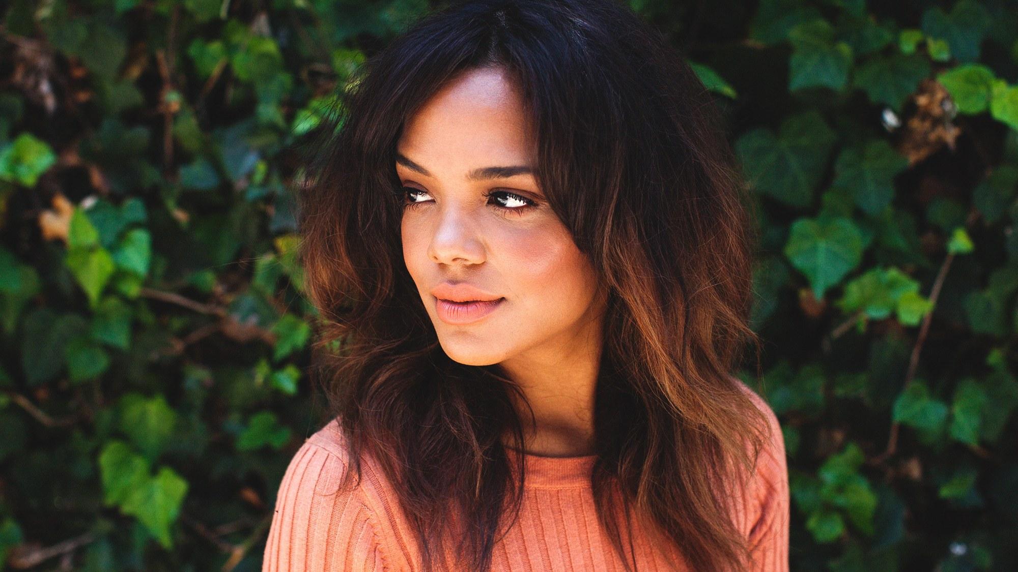 2000x1125 HD Tessa Thompson Wallpaper