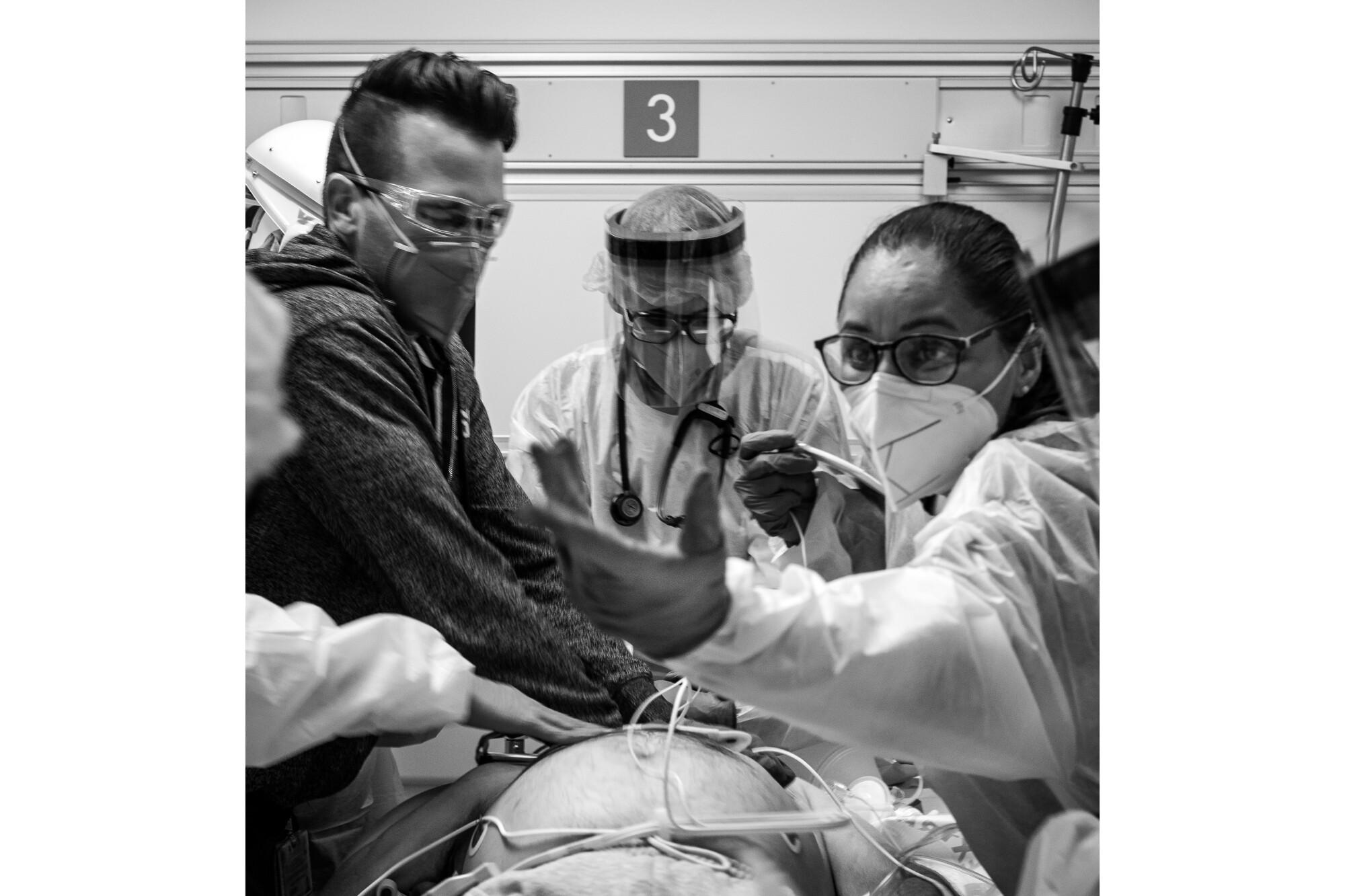 2000x1333 Armed with a camera, a young ER doctor captures the faces of the COVID war Angeles Times