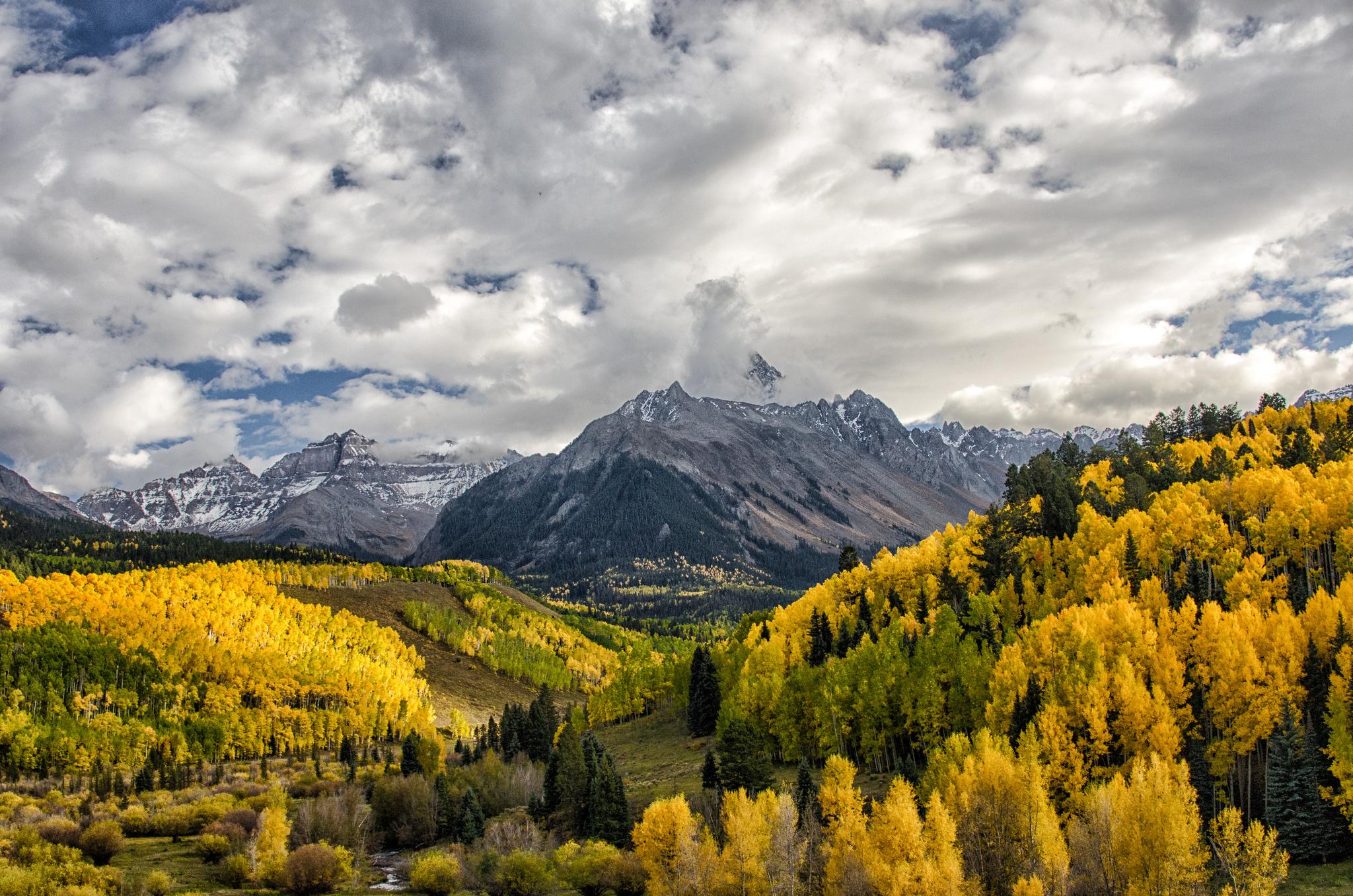 2048x1356 Colorado Mountain Ranch In Autumn