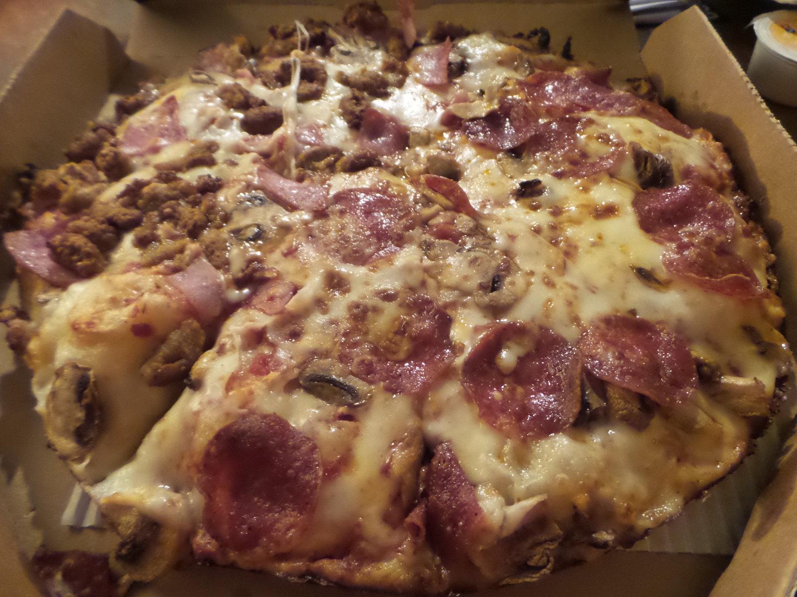1600x1200 FREE PIZZA? YES, PLEASE!