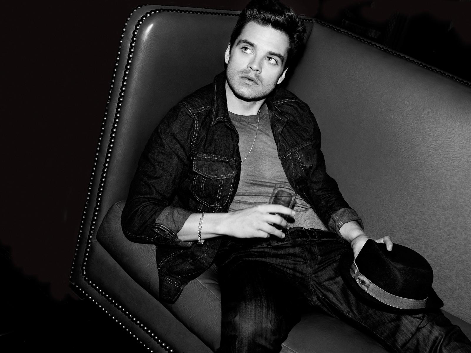 1600x1200 HD Sebastian Stan Wallpaper