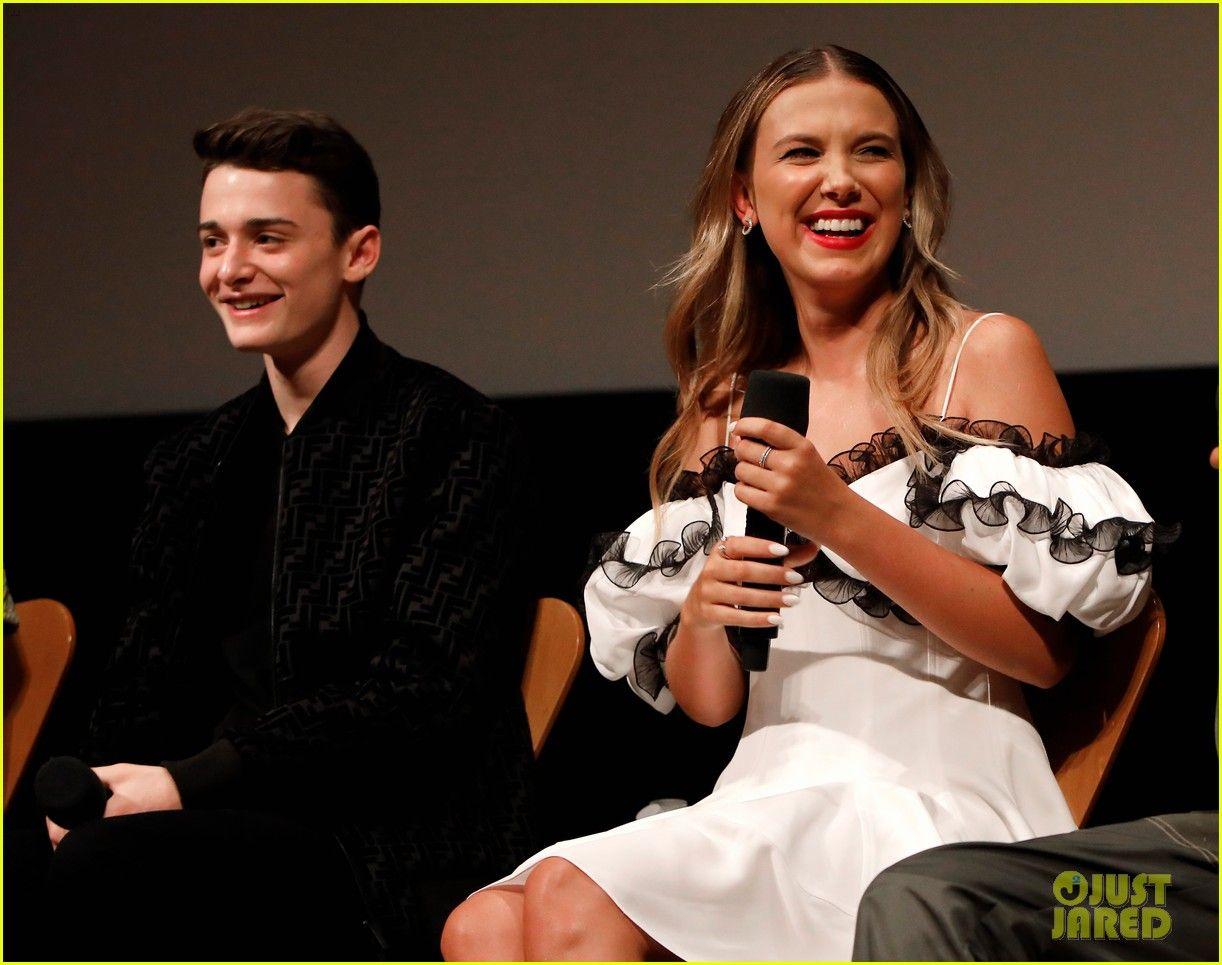 1222x965 Noah Schnapp And Millie Bobby Brown Wallpaper