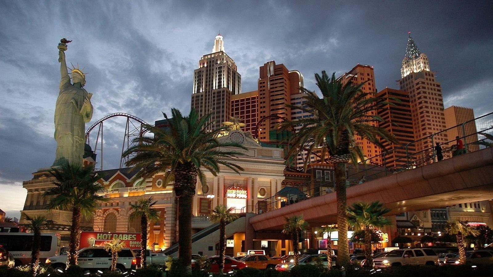 1600x900 Download wallpaper 1600x900 las vegas, statue of liberty, entertainment, city, night widescreen 16:9 HD background