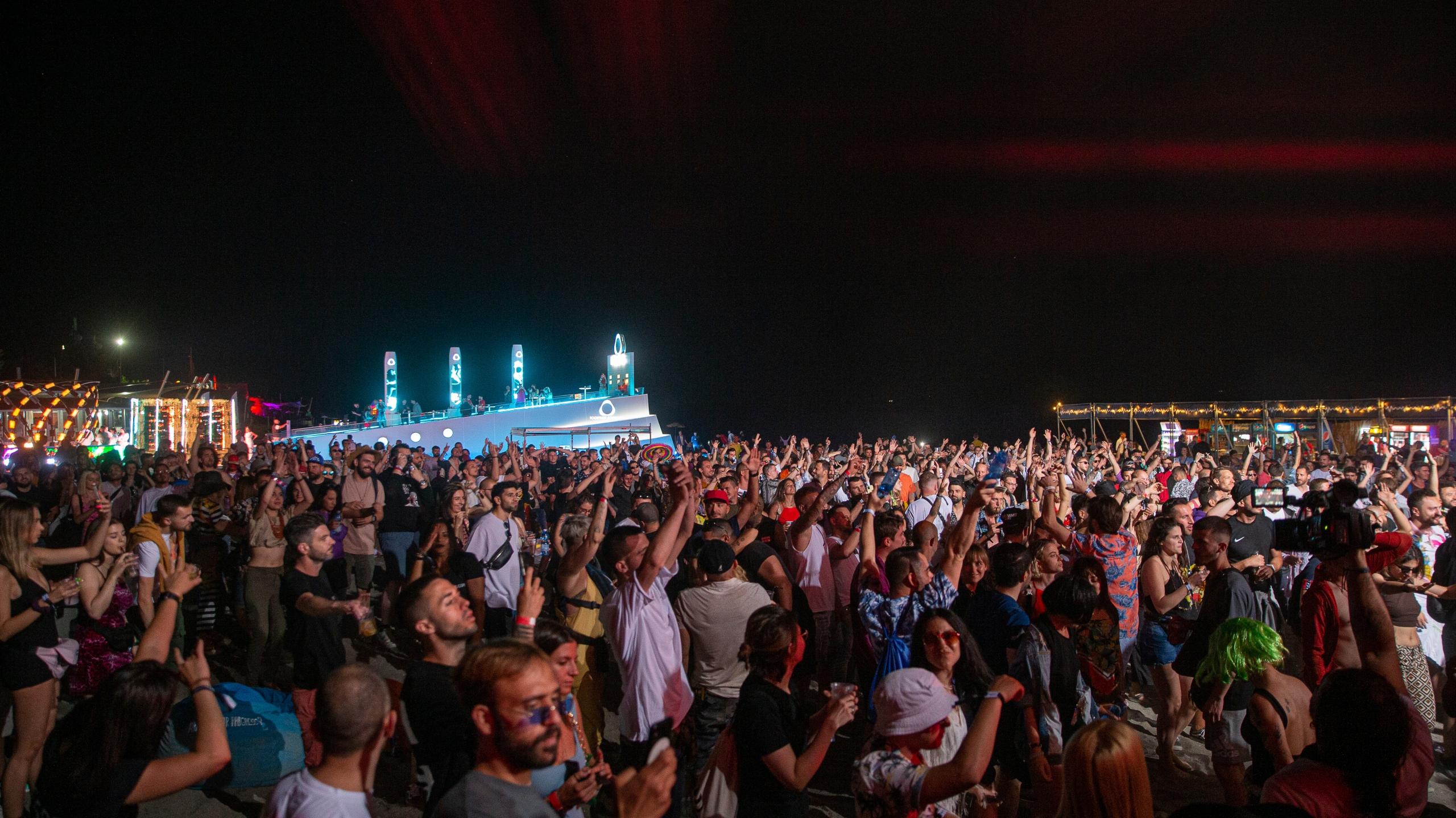 2560x1440 Music fans flock to Albania's beach festival despite virus