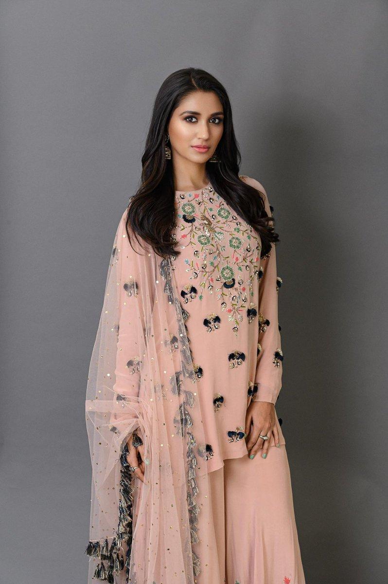 798x1200 Nikita Dutta