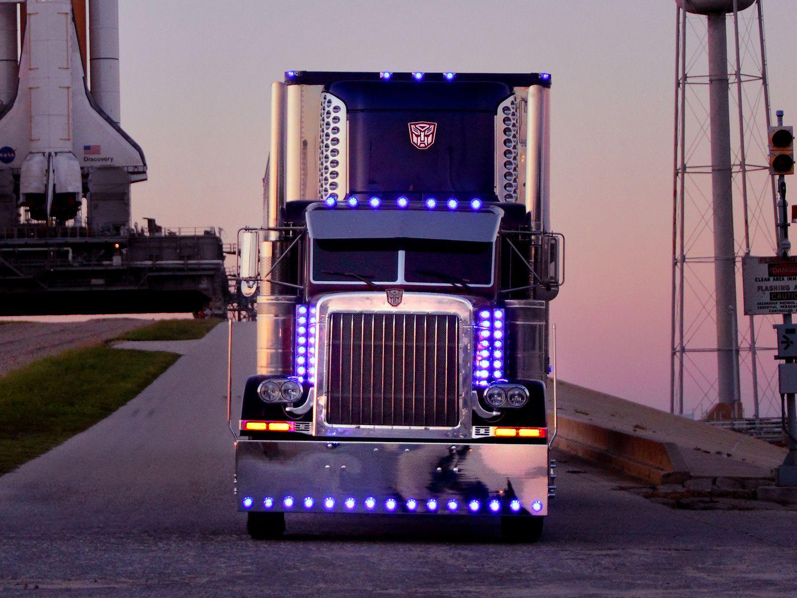 1600x1200 Cool Semi Truck Wallpaper