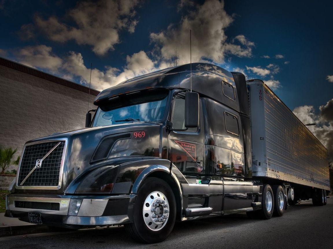 1152x864 Tips On Sharing The Road With 18 Wheeler Trucks