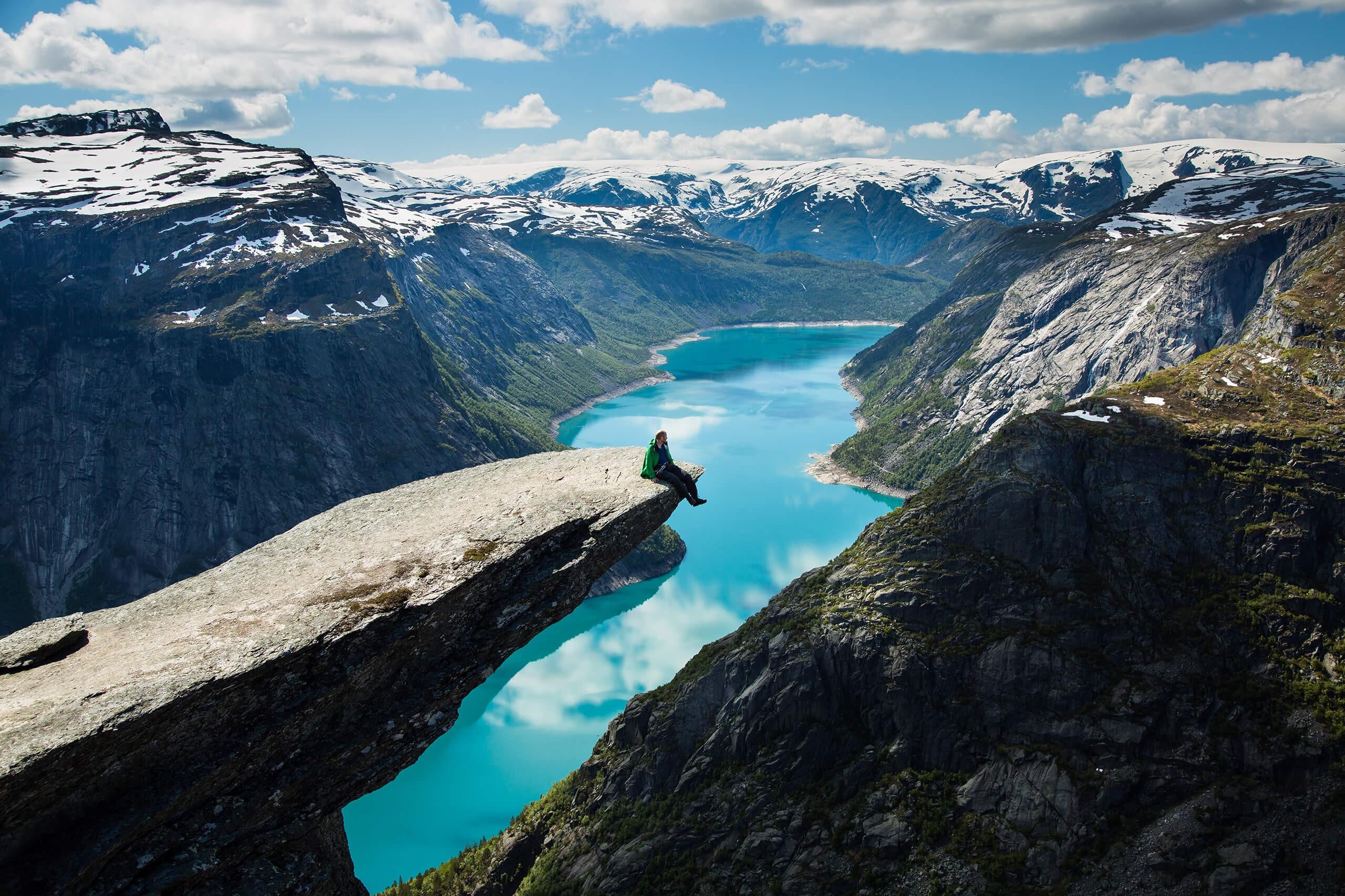 2560x1707 Trolltunga HD Wallpaper