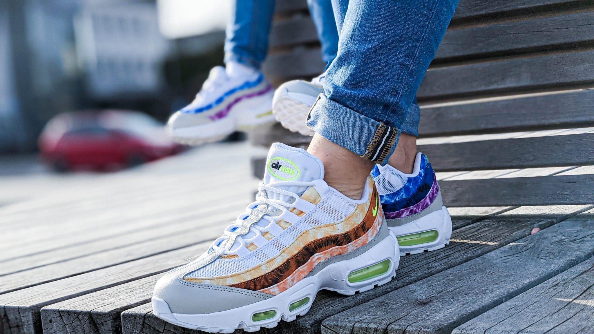 2048x1152 Nike Air Max 95 White Multicolor