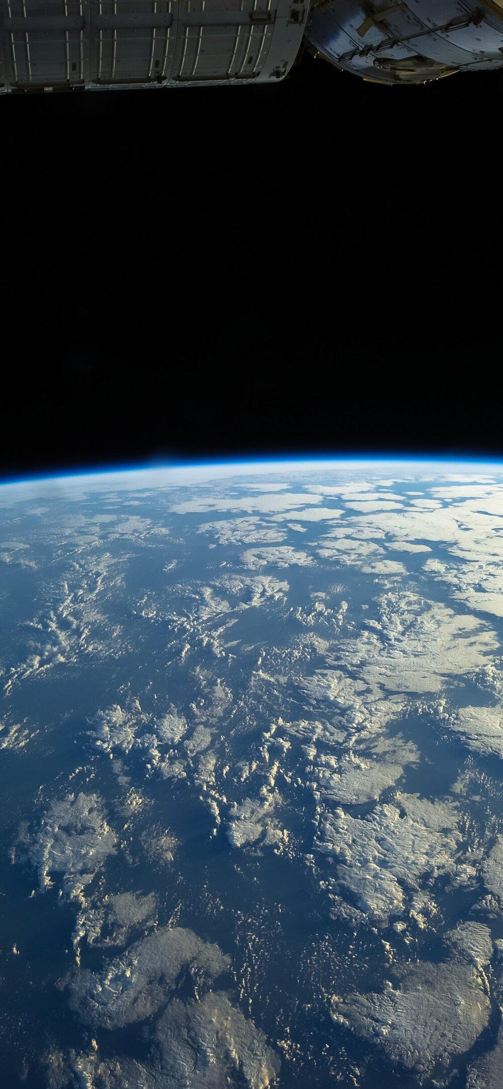 1000x2165 Earth from ISS