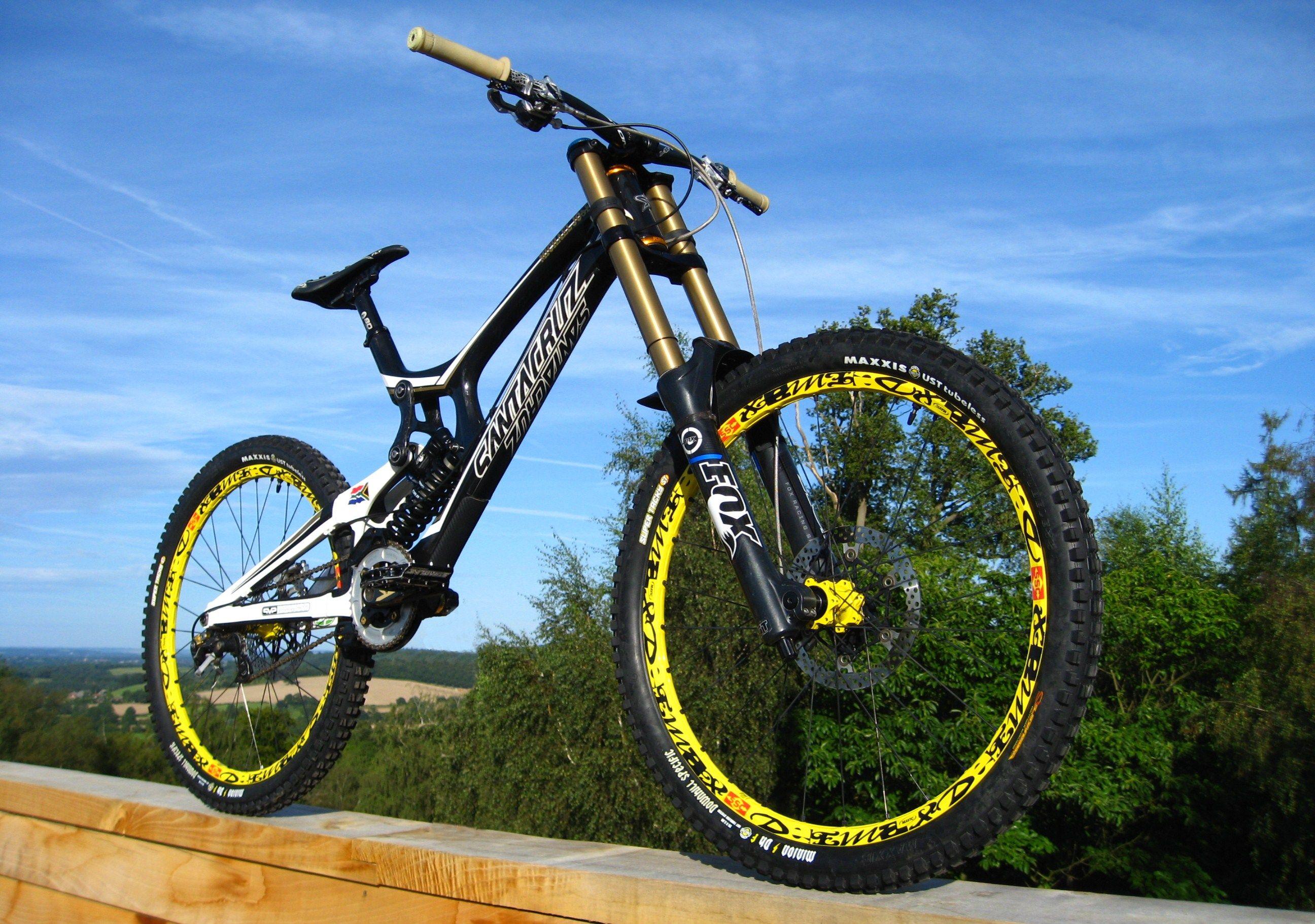2592x1821 Santa Cruz Bicycles Wallpaper