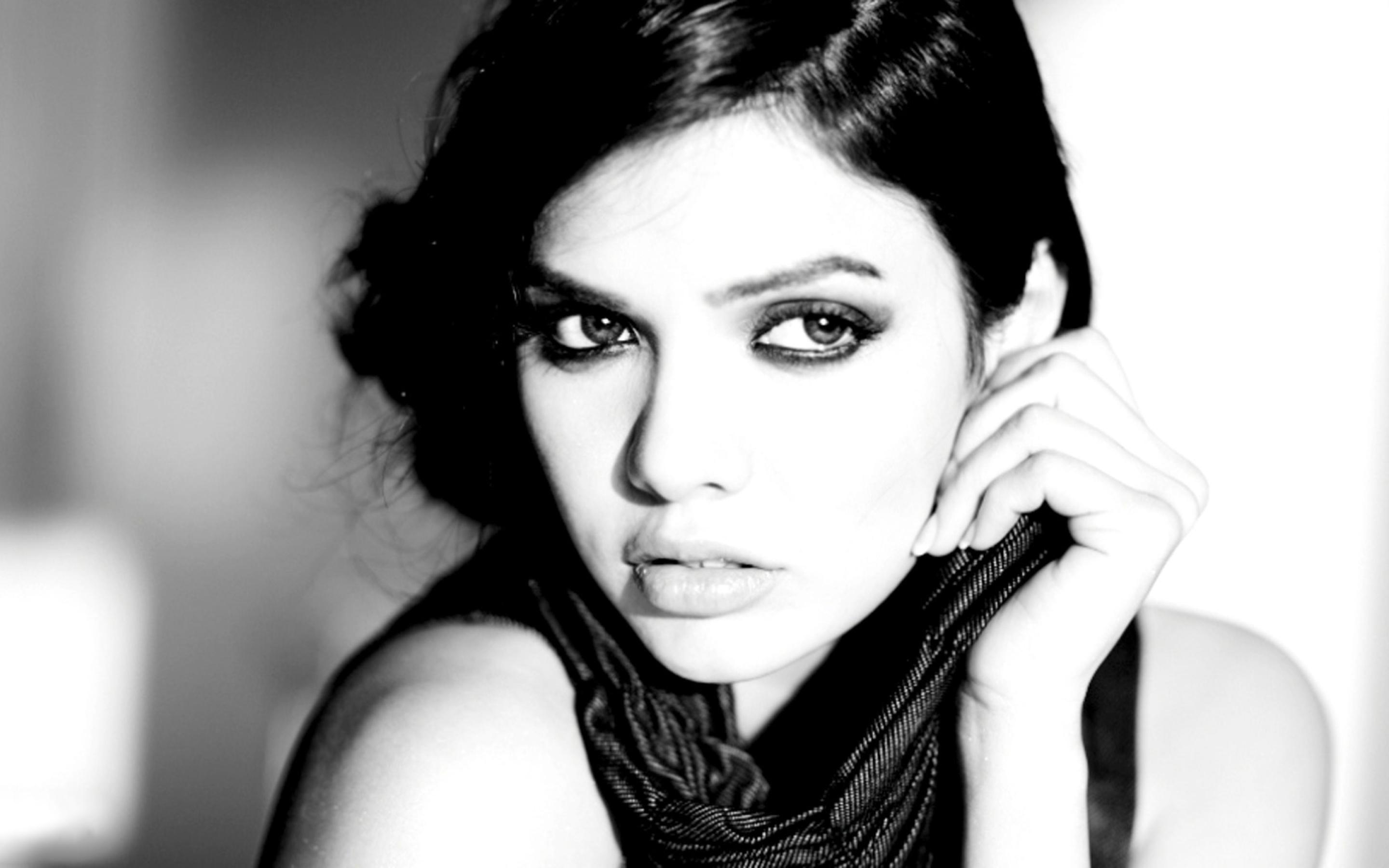2880x1800 Sara Loren In Black New Wallpaper Macbook Pro Retina Wallpaper, HD Indian Celebrities 4K Wallpaper, Image, Photo and Background