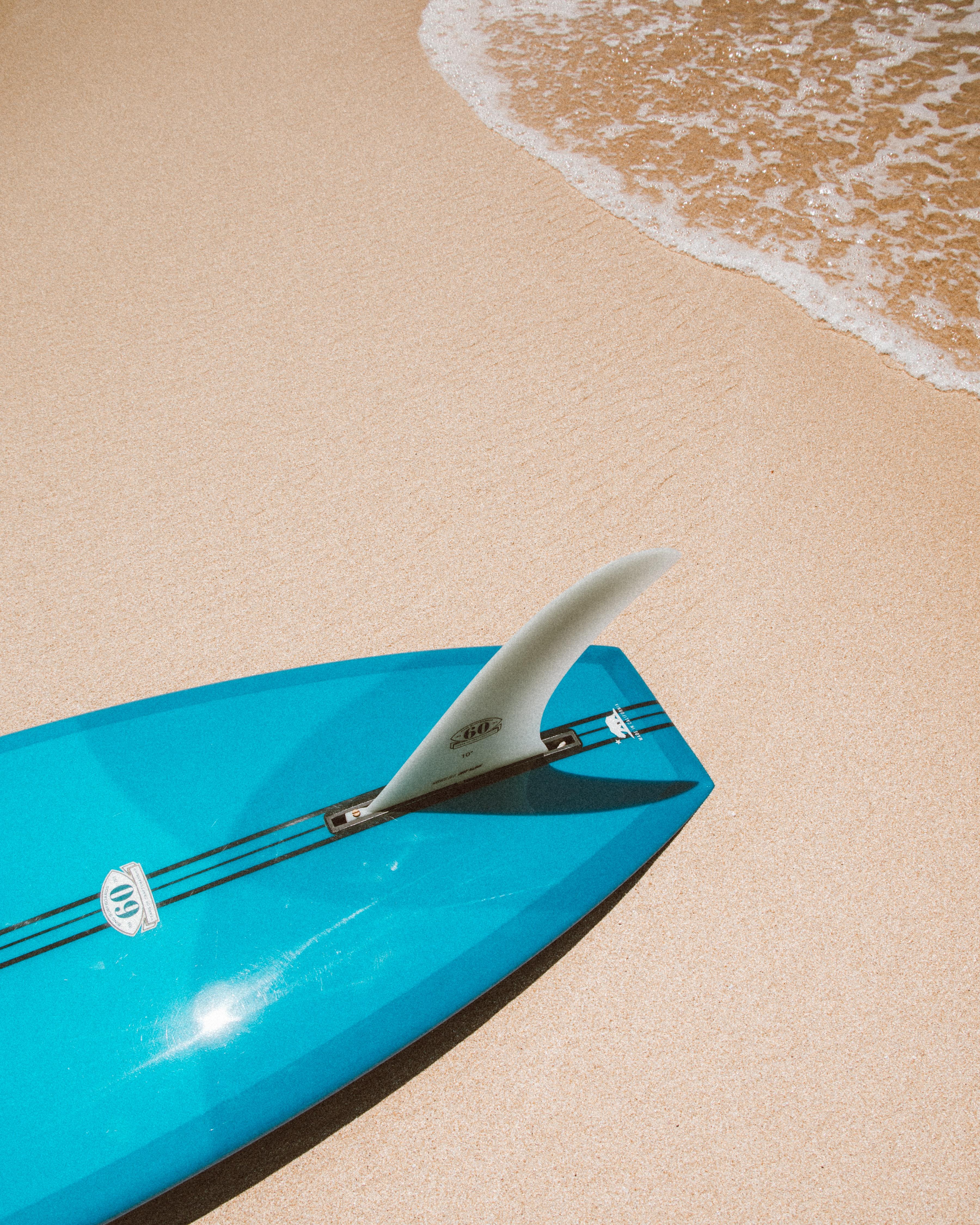 3600x4500 Blue Surfboard on White Sand Beach · Free