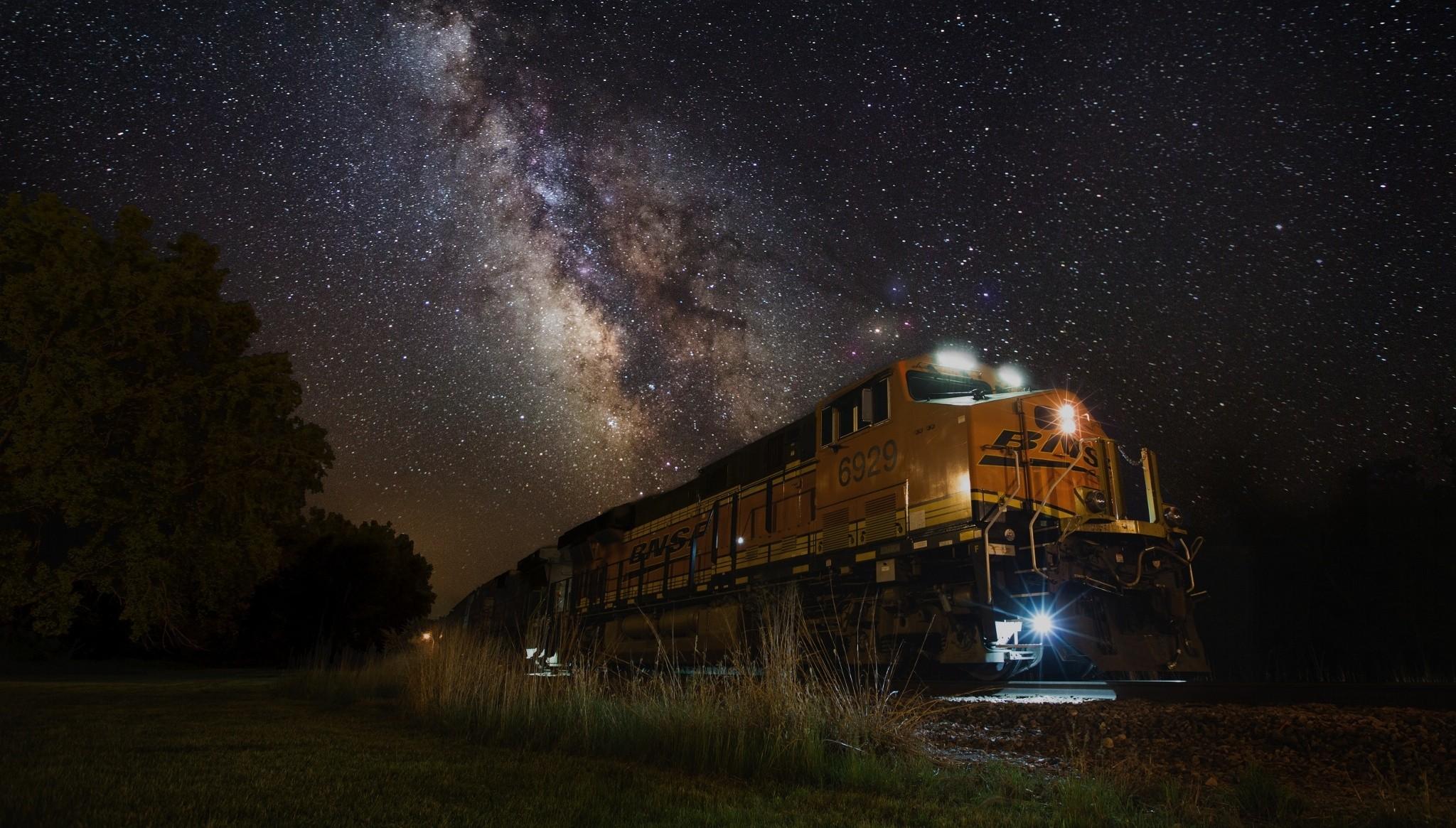 2048x1165 Download 2048x1165 bnsf train, night, milky way, nature, galaxy, railway, stars, long exposure Wallpaper