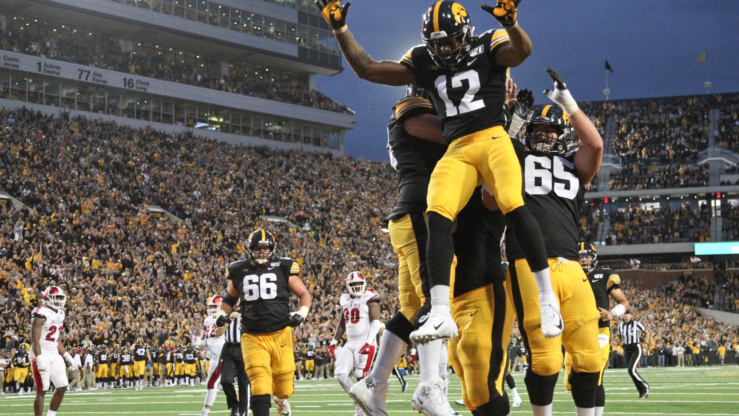 2560x1440 Iowa Hawkeye Football iPhone Wallpaper