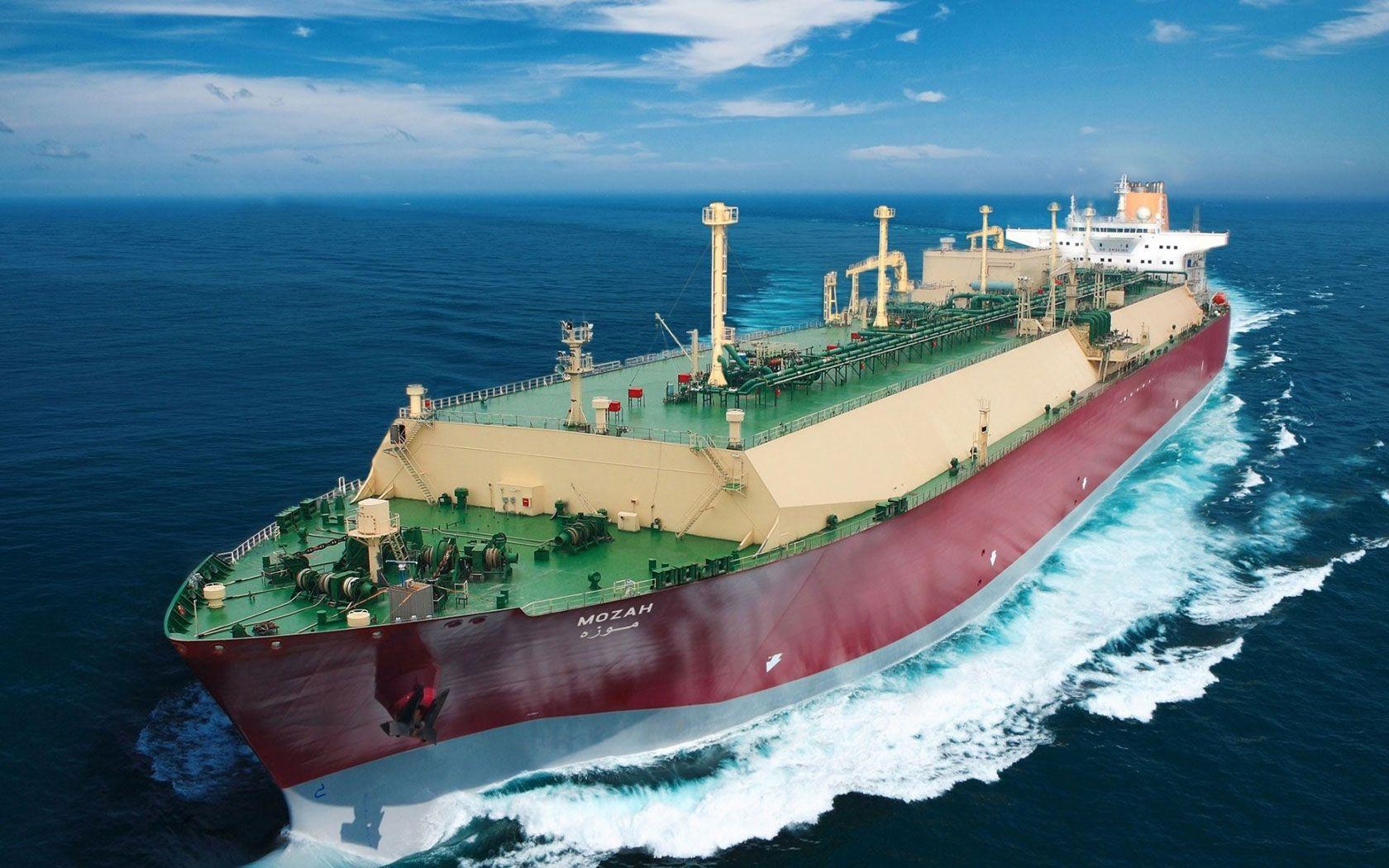 1680x1050 Oil Tanker on The Shore