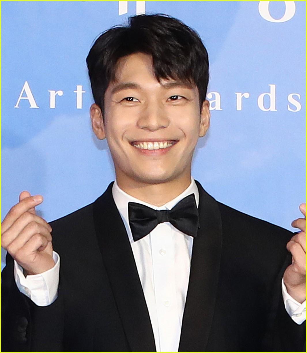 1065x1222 See 'Squid Game' Star Wi Ha Joon's Hottest Instagram Selfies!: Photo 4636820. Extended, Squid Game, Wi Ha Joon Picture
