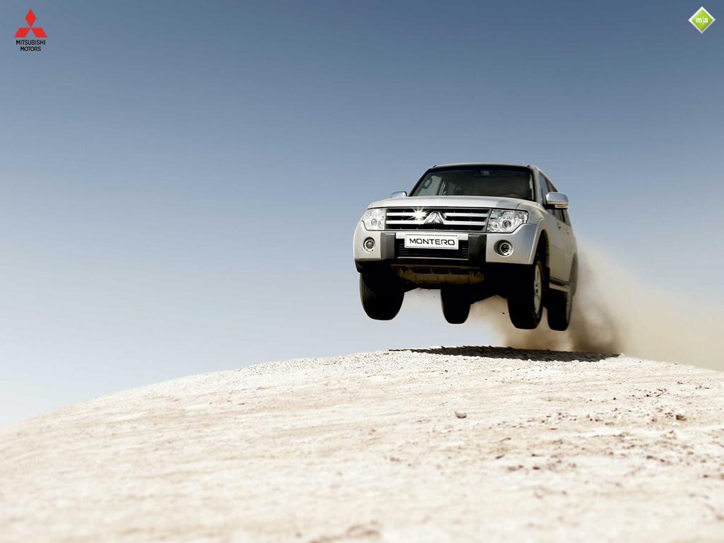 1024x768 Mitsubishi Montero in Motion