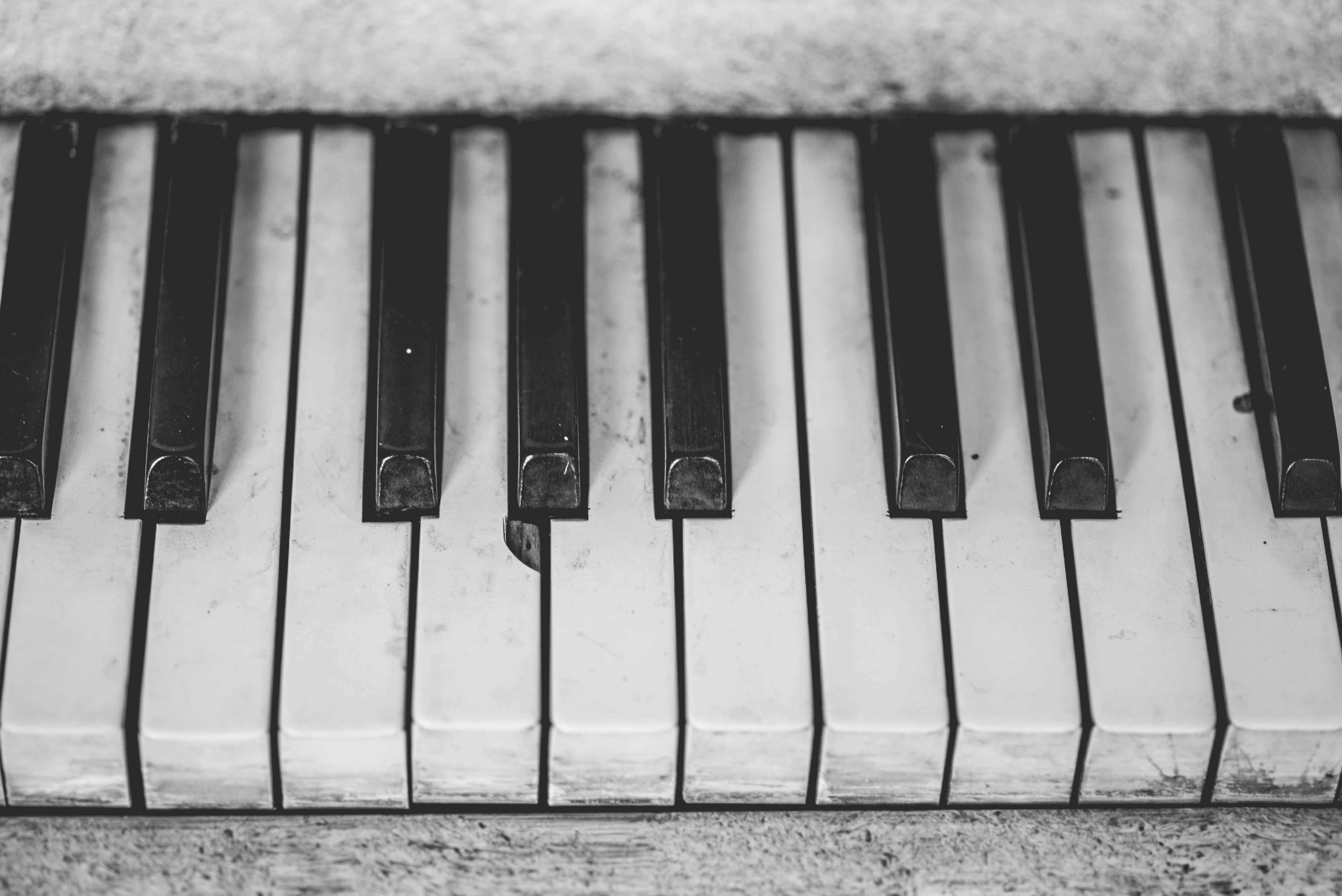 3840x2564 antique, black and white, classic, close up, musical instrument, piano, vintage 4k wallpaper