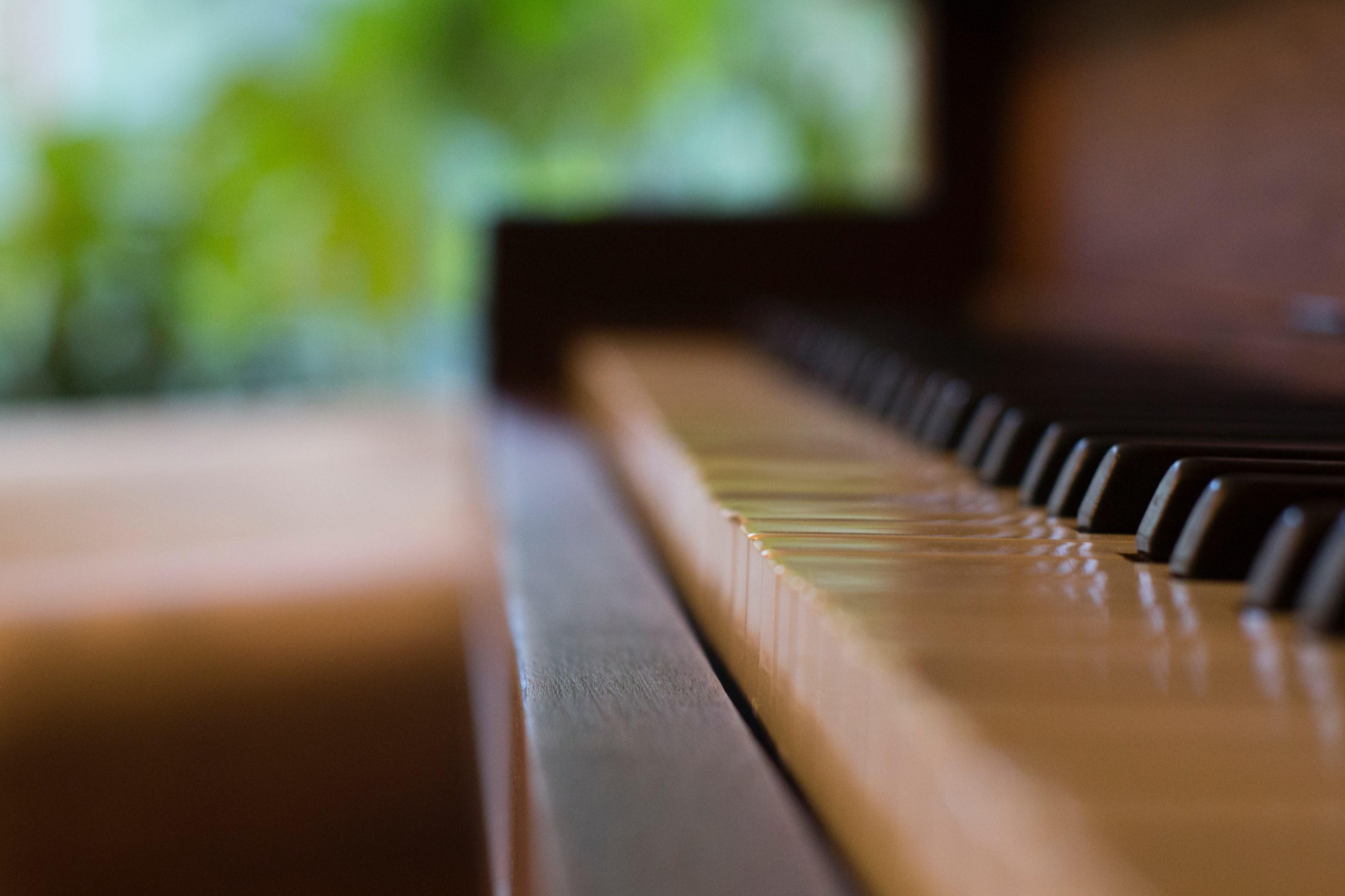 3840x2560 Wallpaper / old piano old black and white and keyboard HD 4k wallpaper