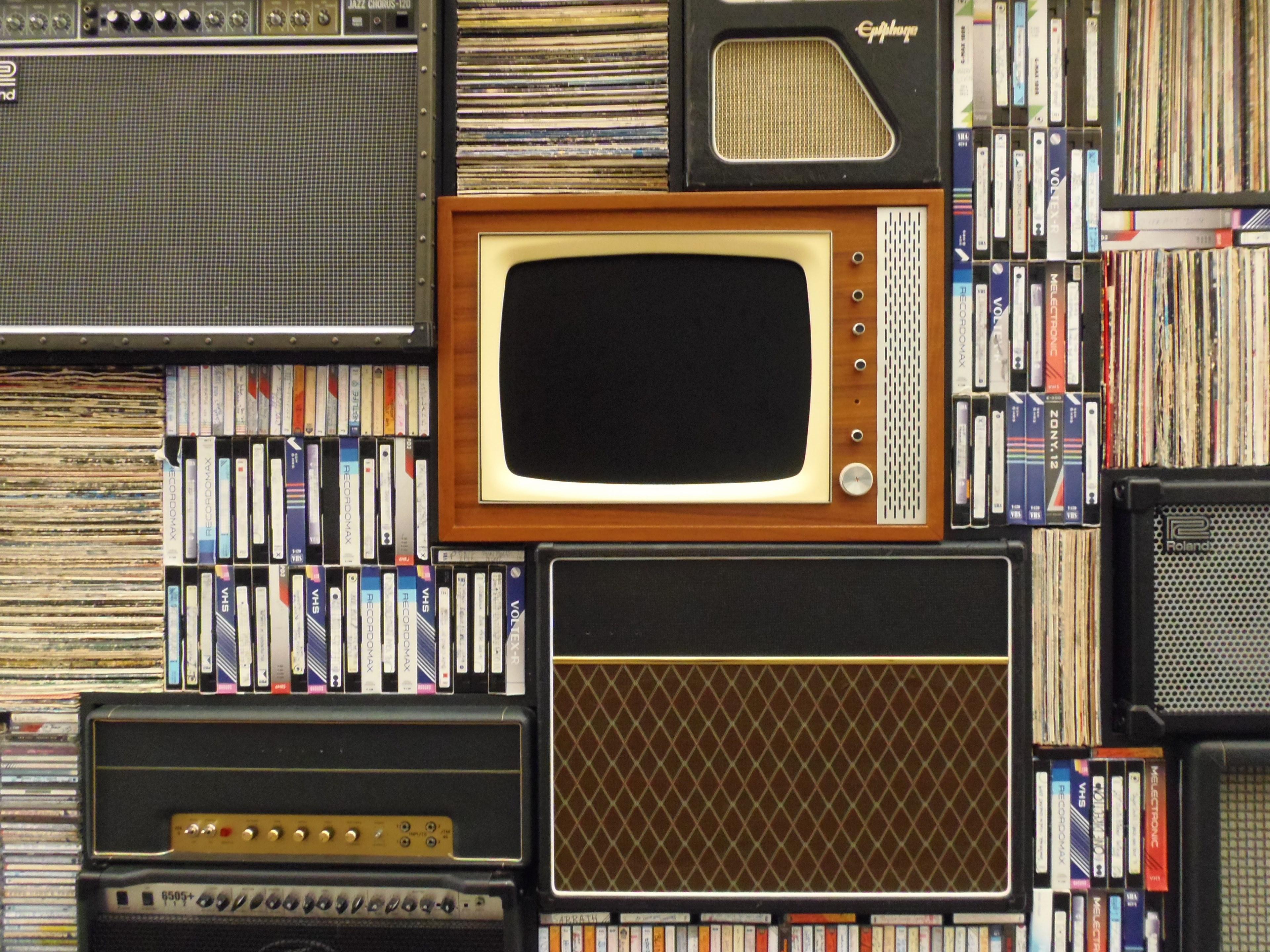 3840x2880 Wallpaper / an old television set and several amplifiers among tape cassettes and vinyl records, impressive music collection 4k wallpaper
