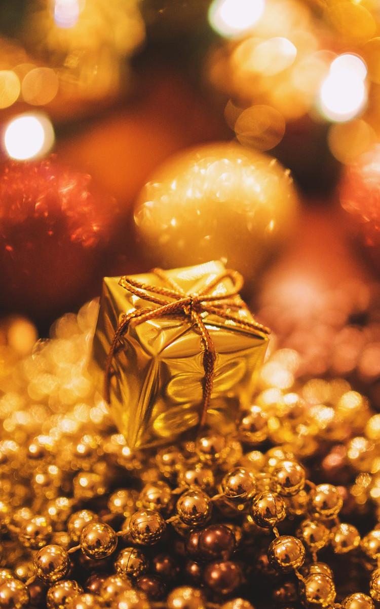 750x1200 Tiny Gold Christmas Gift HD Mobile Wallpaper