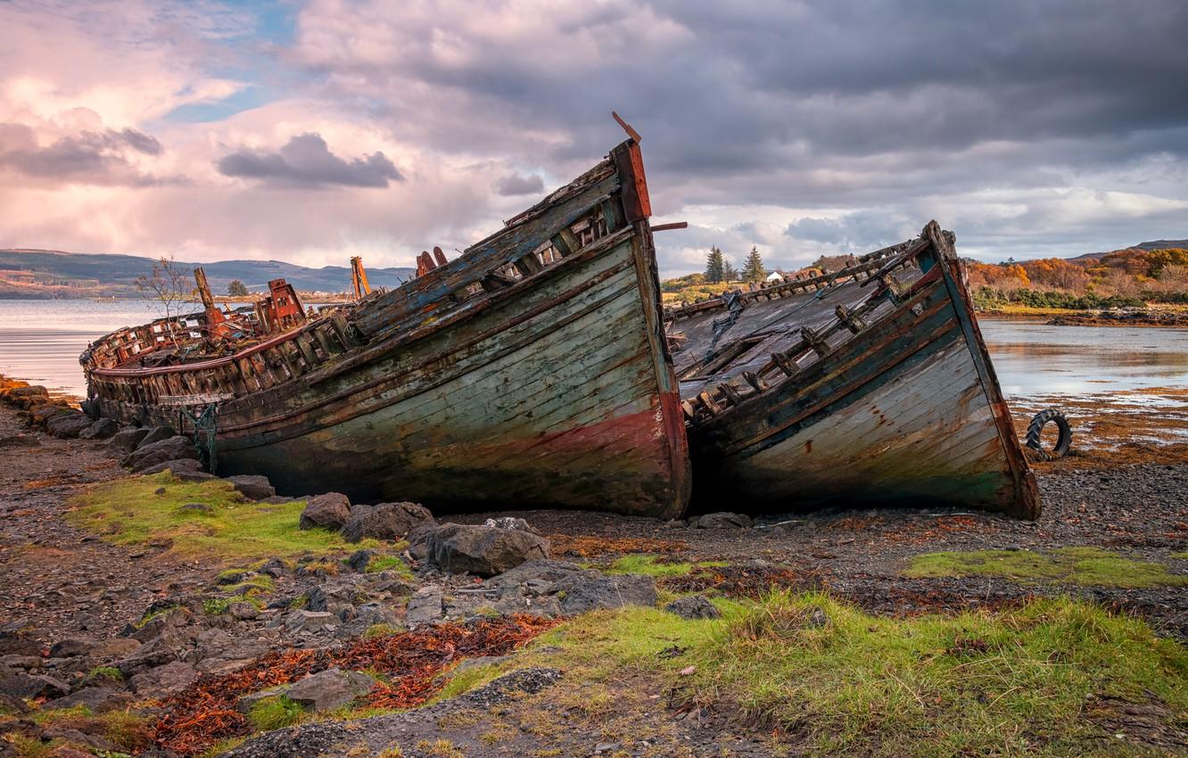 1332x850 Wallpaper clouds, stones, shore, two, view, old, ships, boats, Scotland, two, pond, the ship, wooden, boats, the old ship image for desktop, section пейзажи