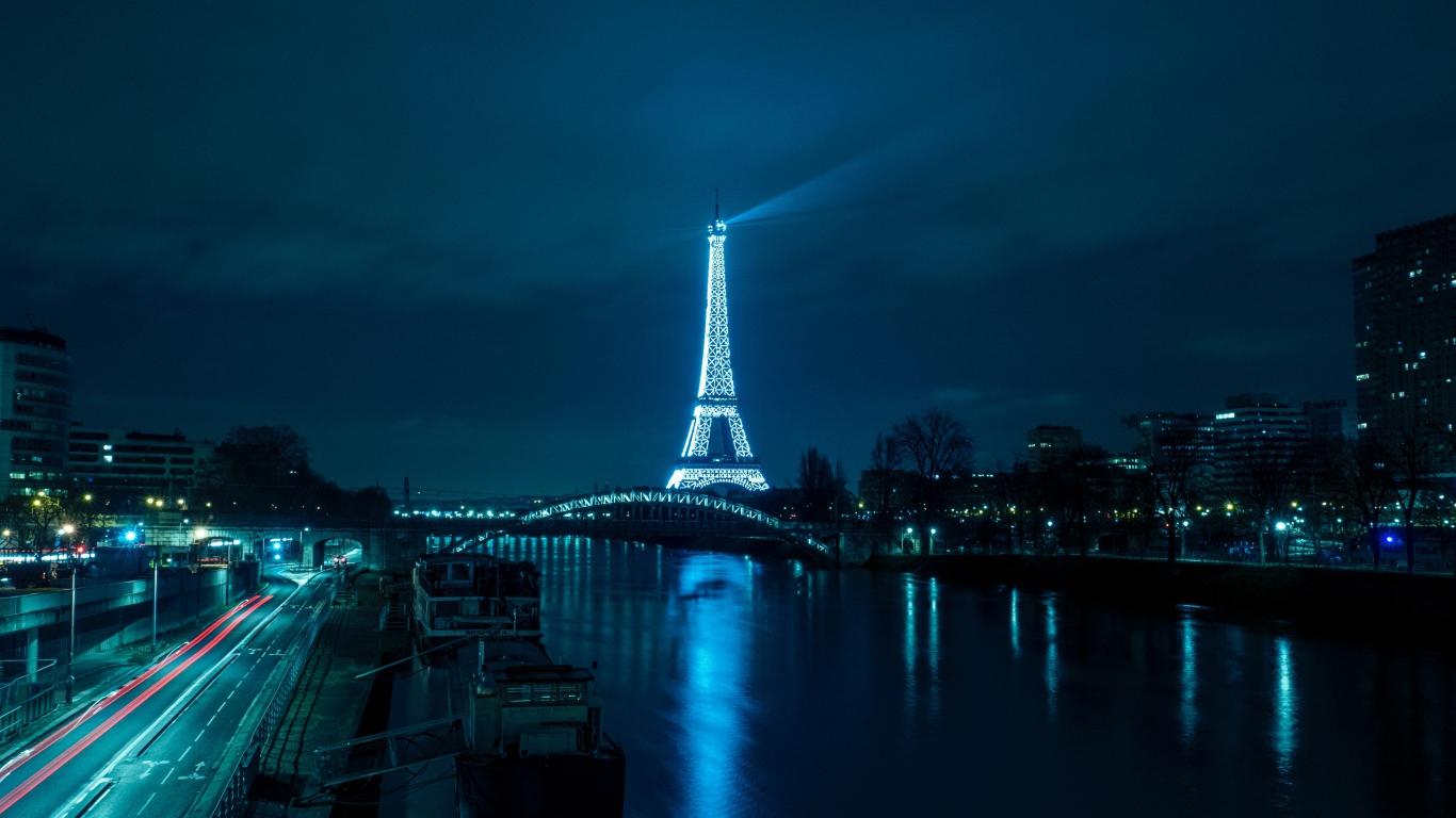 1366x768 Eiffel Tower at night on the canal background, France Desktop wallpaper 1366x768