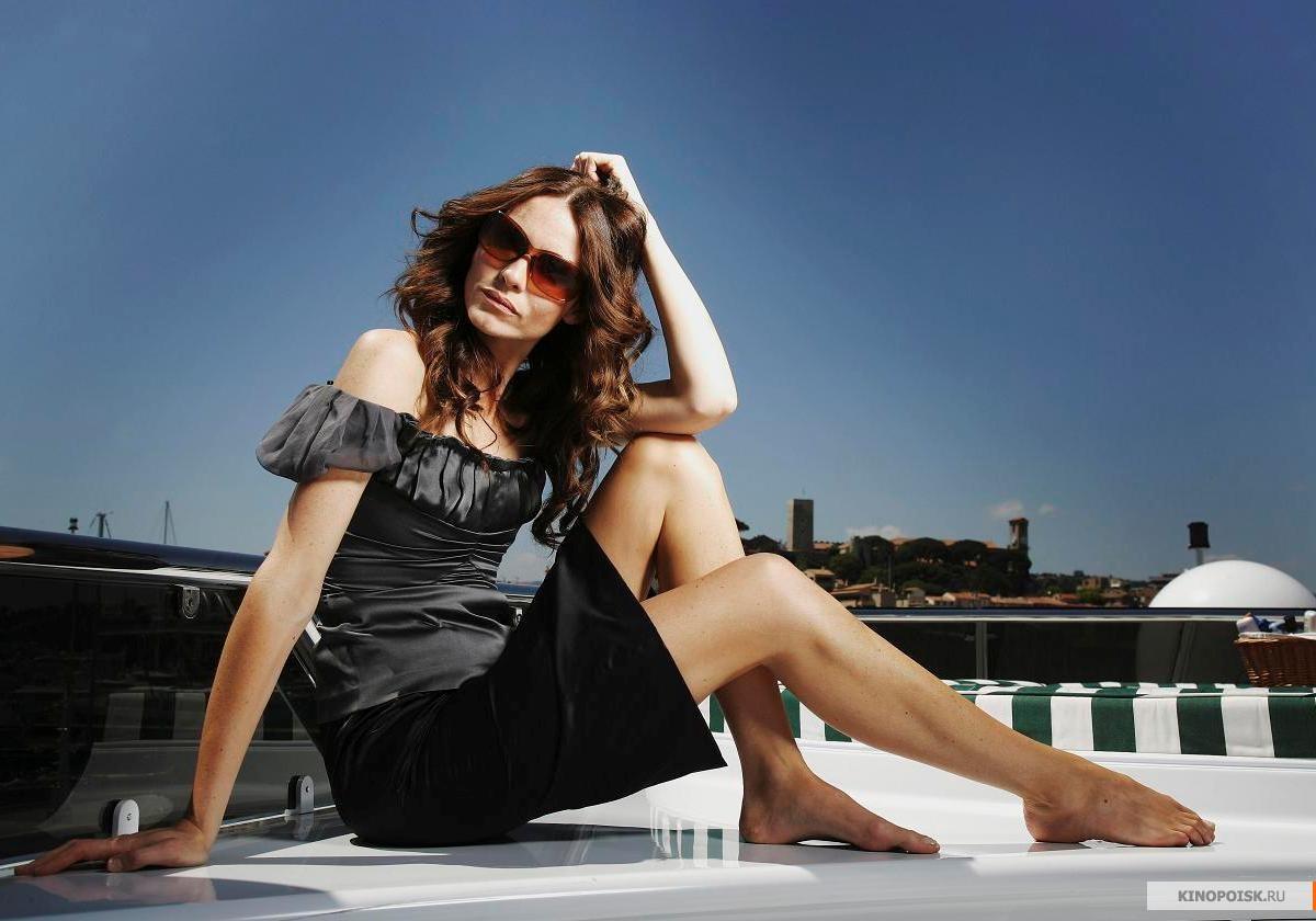 1200x840 Saffron Burrows wallpaper