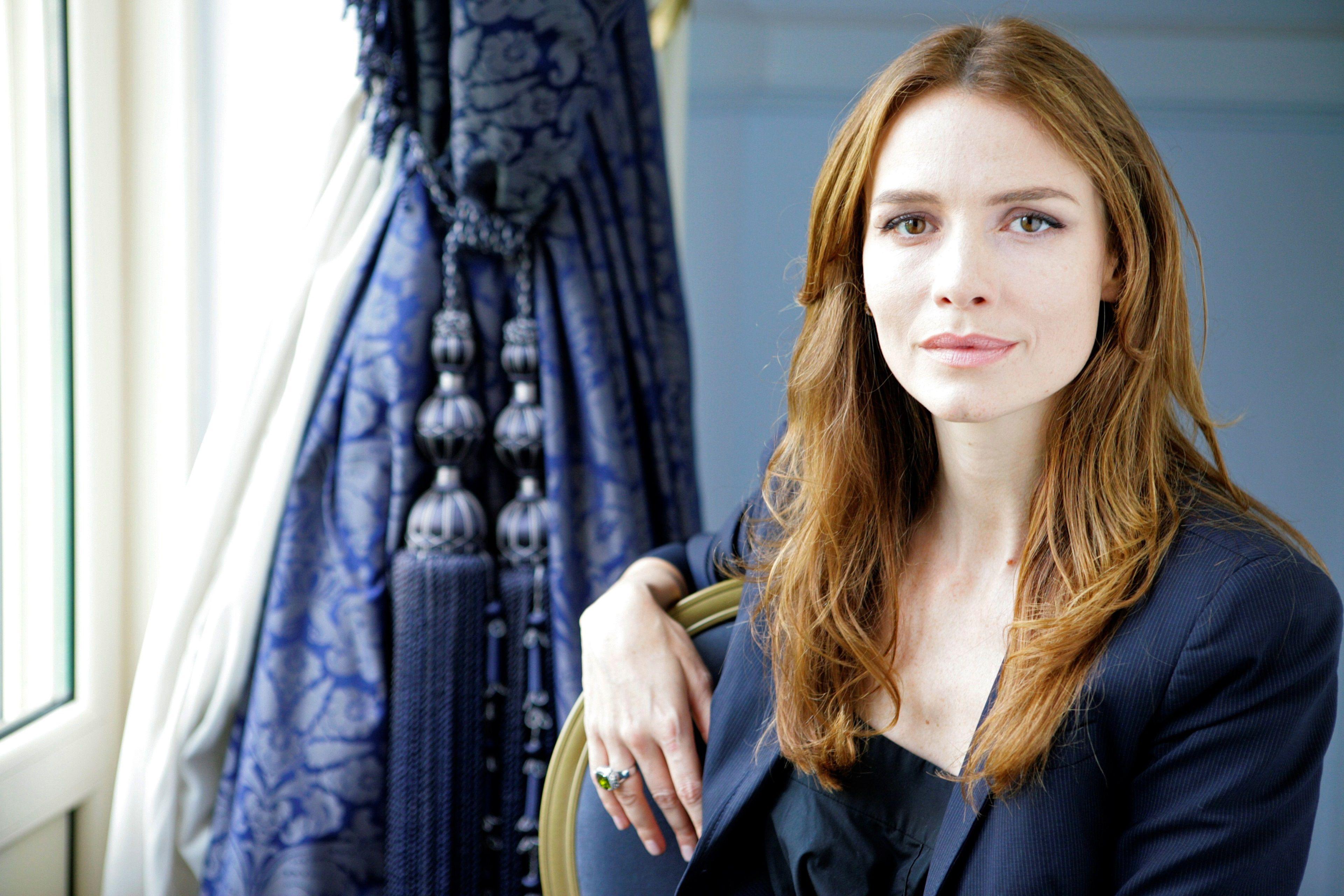 3840x2560 Saffron Burrows 4k Wallpaper