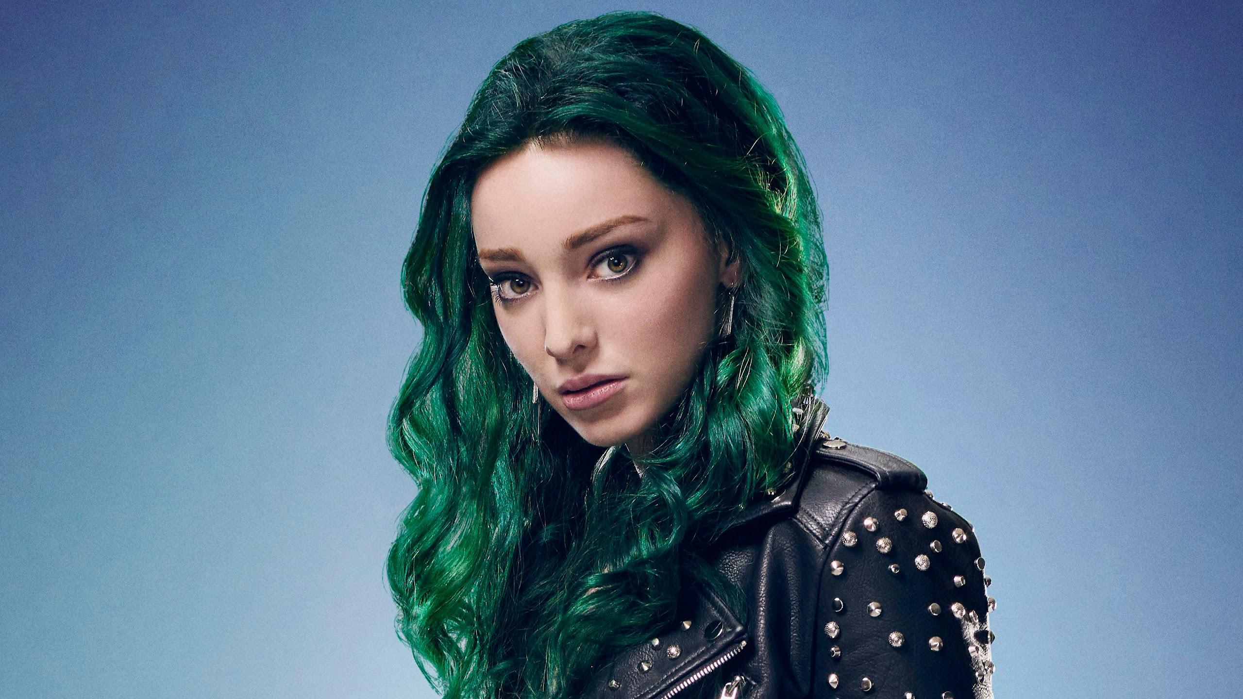2560x1440 Emma Dumont Green Hair Beautiful Women Actress 4K Wallpaper