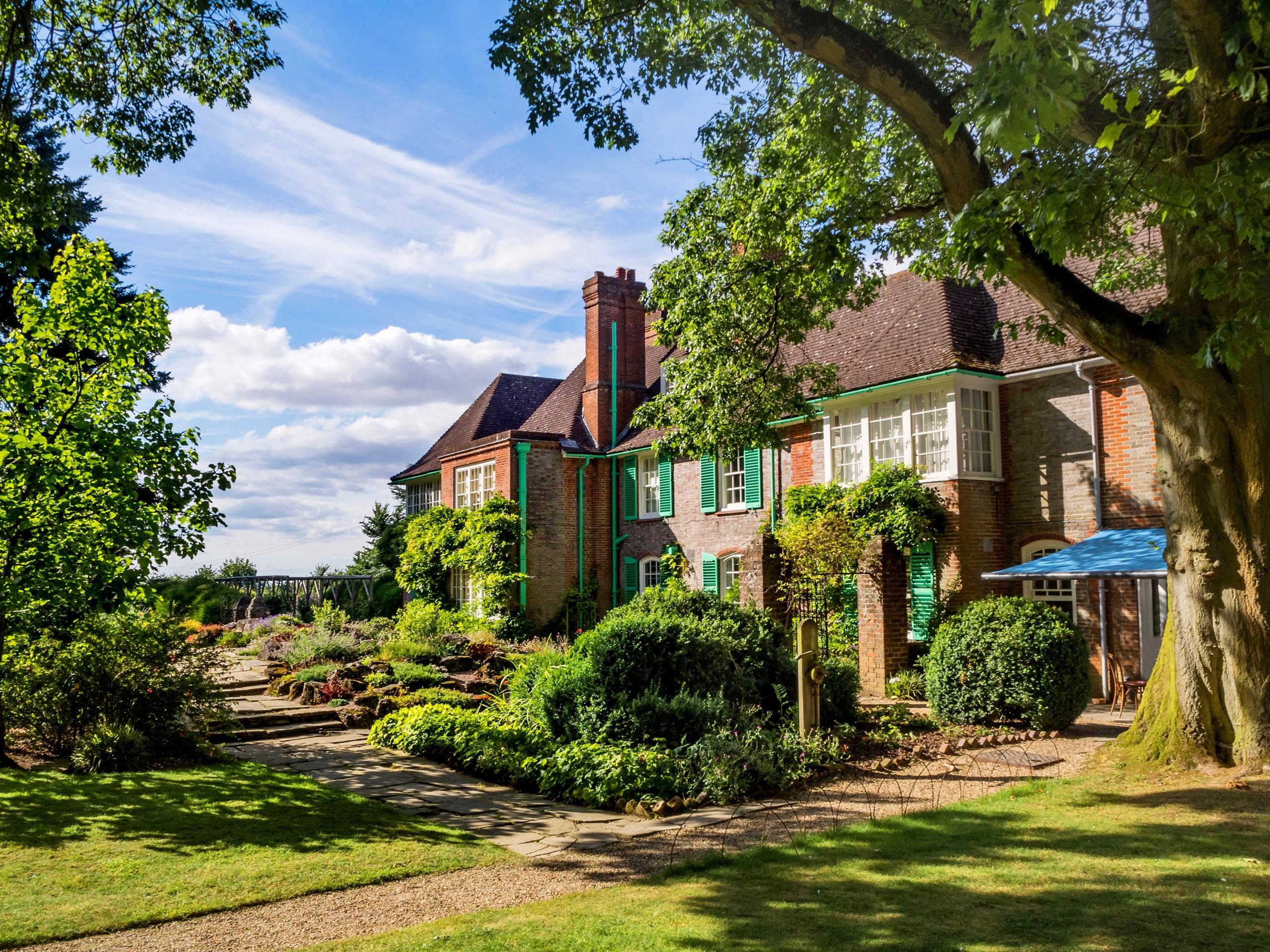 2560x1920 Wallpaper England, Oxford, bushes, trees, grass, houses, sunny day 2560x1920 HD Picture, Image