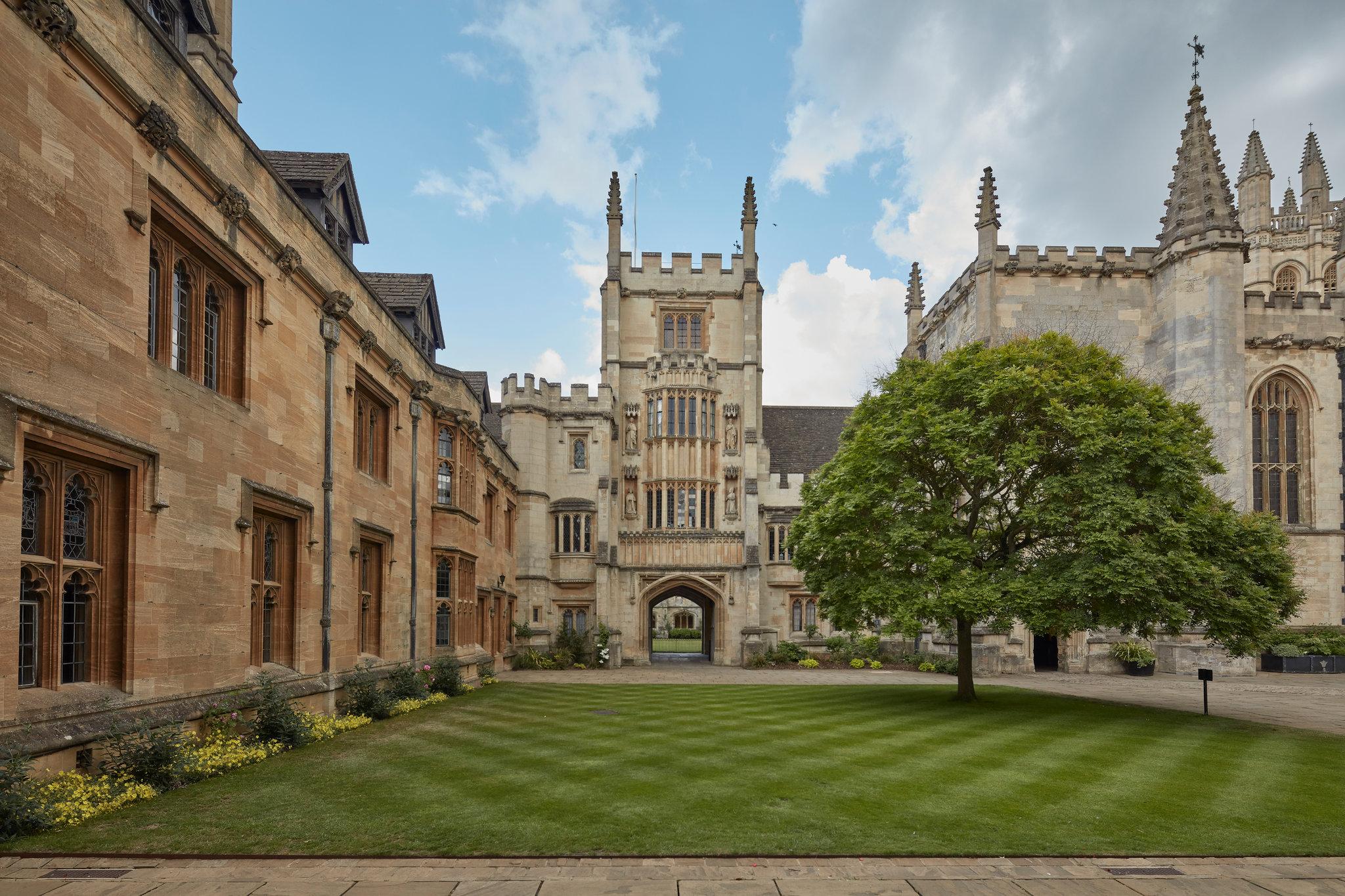 2048x1365 Hours in Oxford