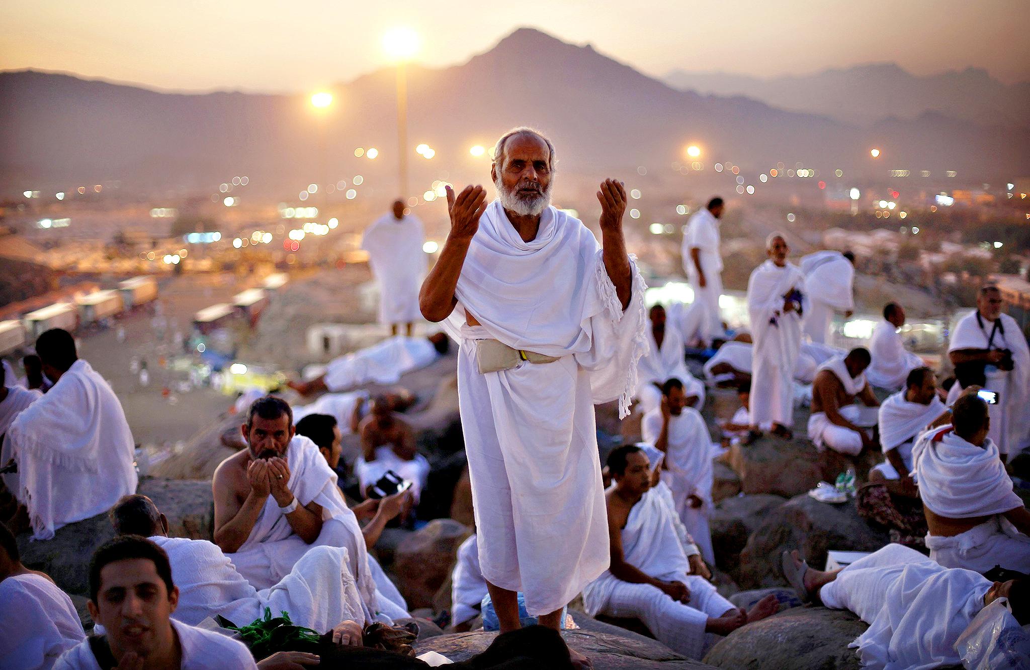 2048x1334 Beautiful Photo of Muslim Pilgrims During Hajj in Makkah