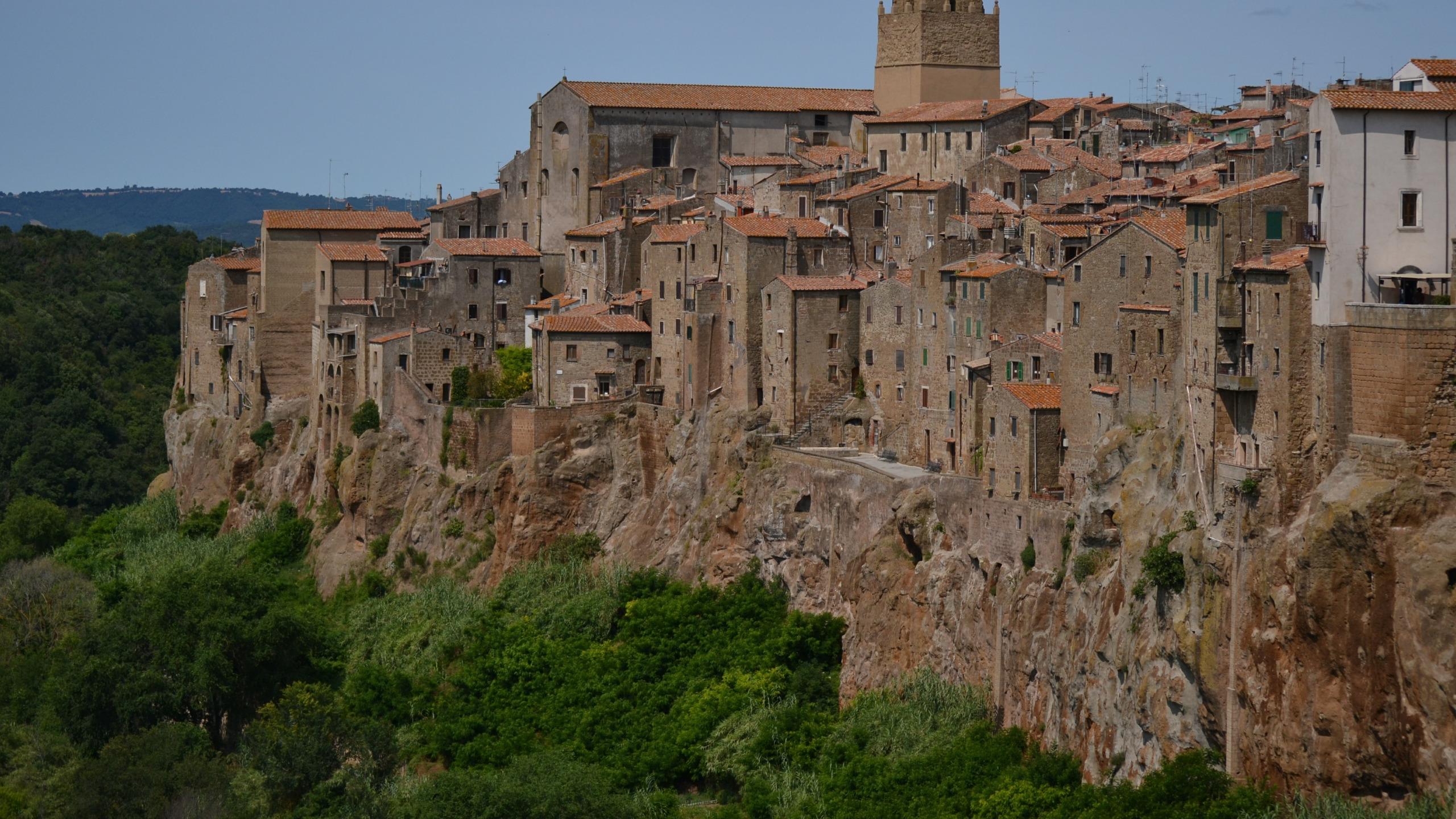 2560x1440 Download wallpaper Home, Panorama, Italy, Building, Italy, Tuscany, Italia, Panorama, Toscana, Tuscany, Pitigliano, Pitigliano, section city in resolution 2560x1440