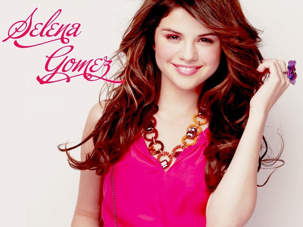 1024x768 Selena Gomez In Pink Skirt Wallpaper