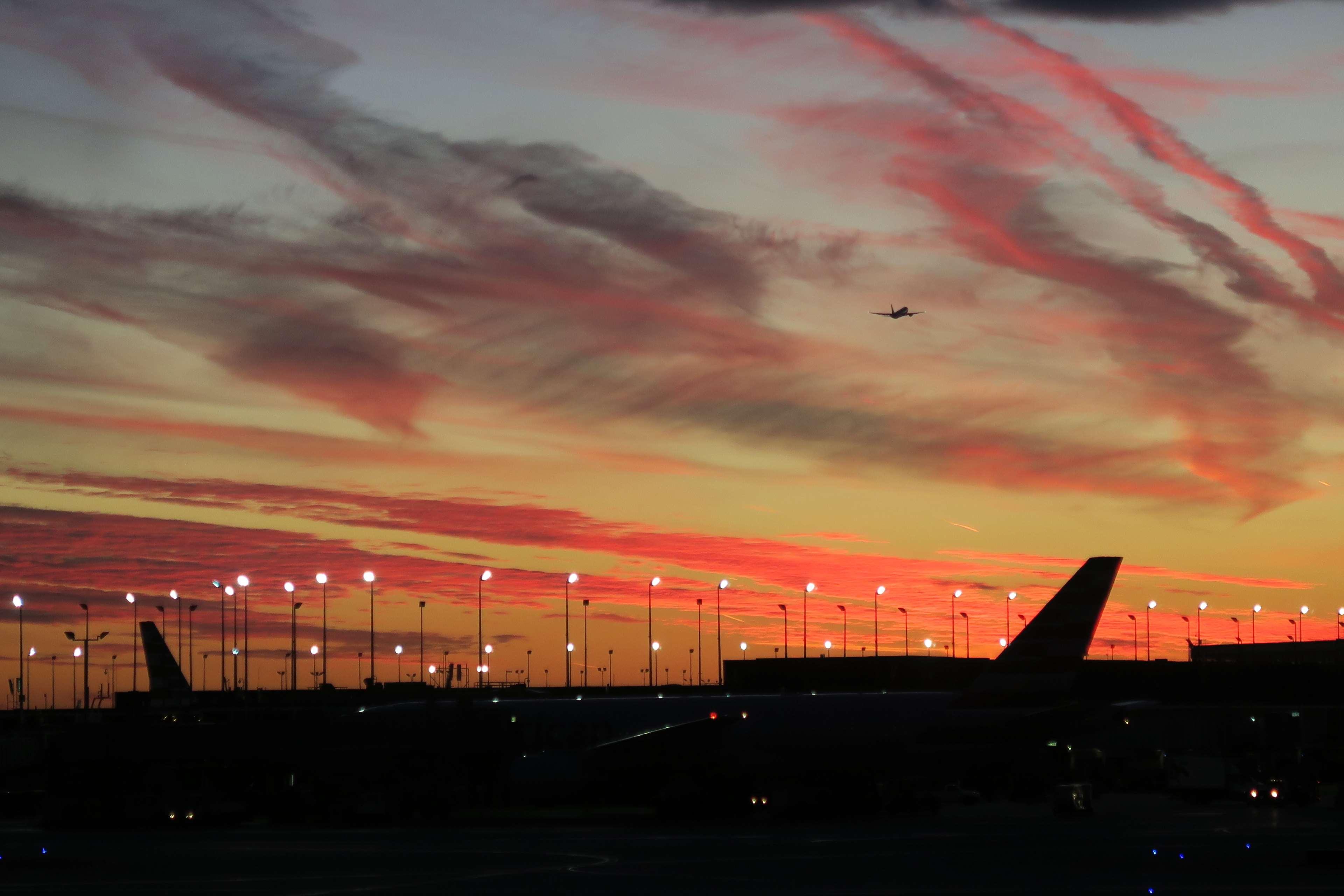 3840x2560 airport, red, sunset 4k wallpaper