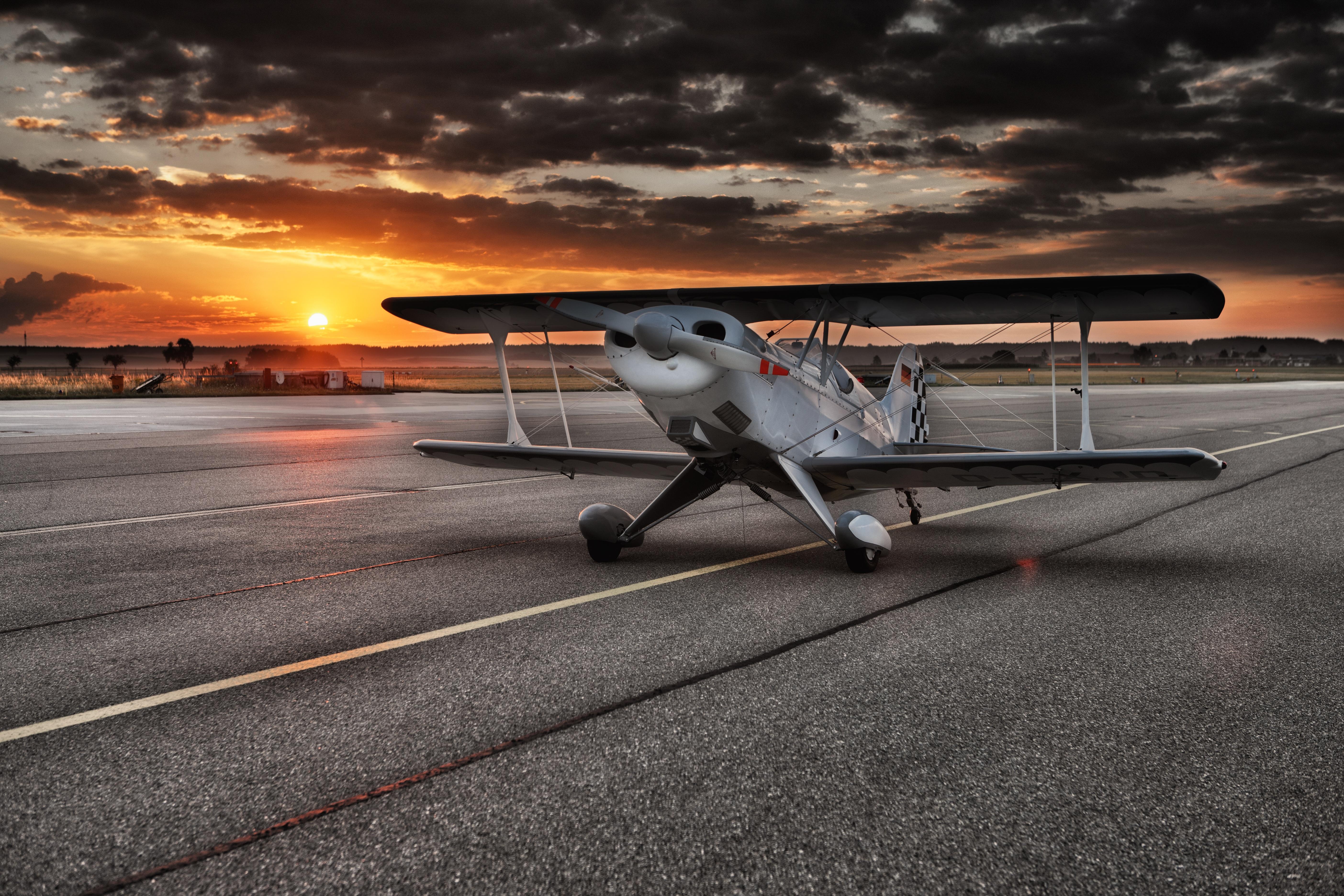 5616x3744 Black and White Aviation Plane Arriving during Sunset · Free