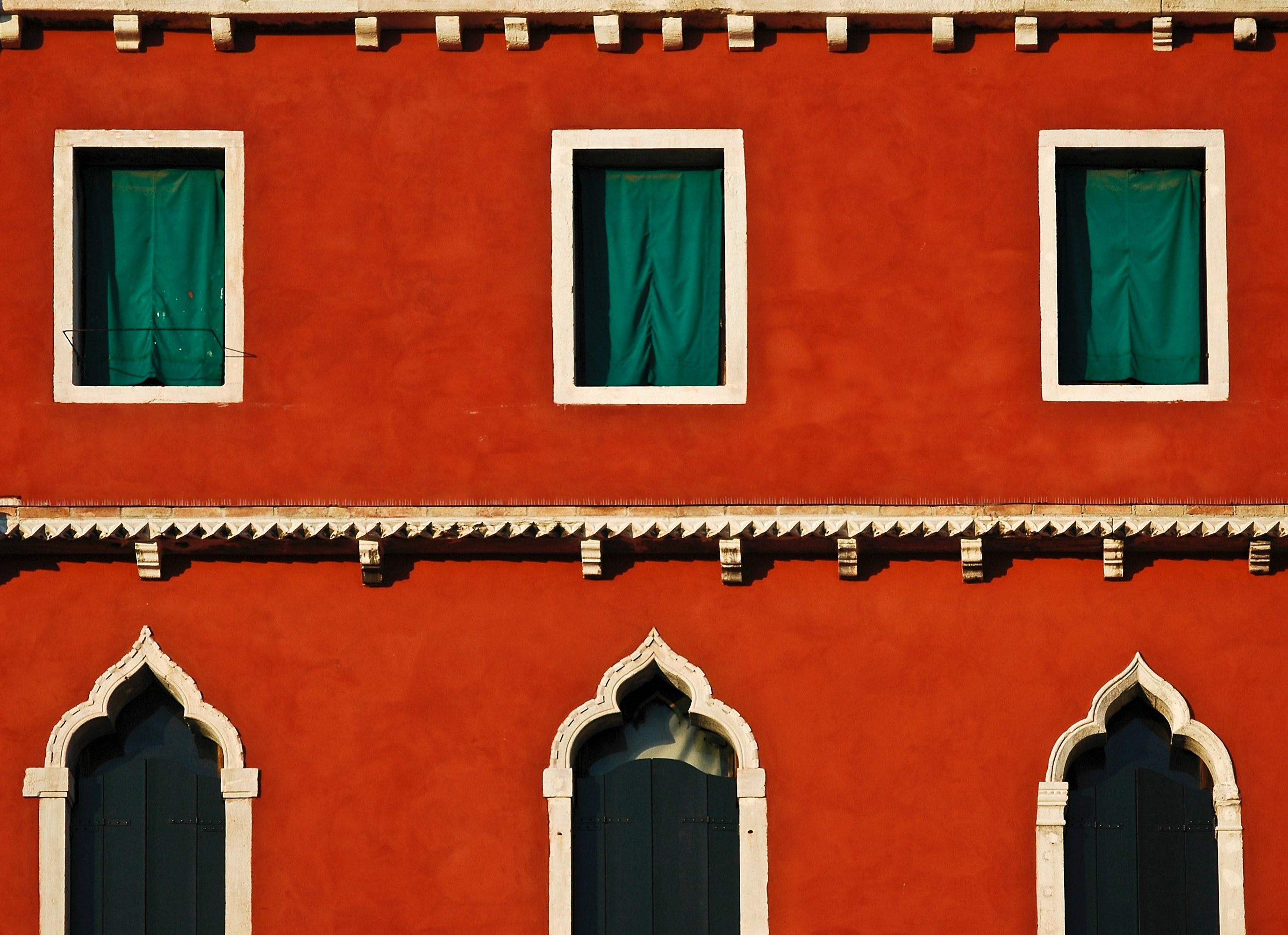 2756x2000 Wallpaper / bright red house with six windows in venice, venice 4k wallpaper