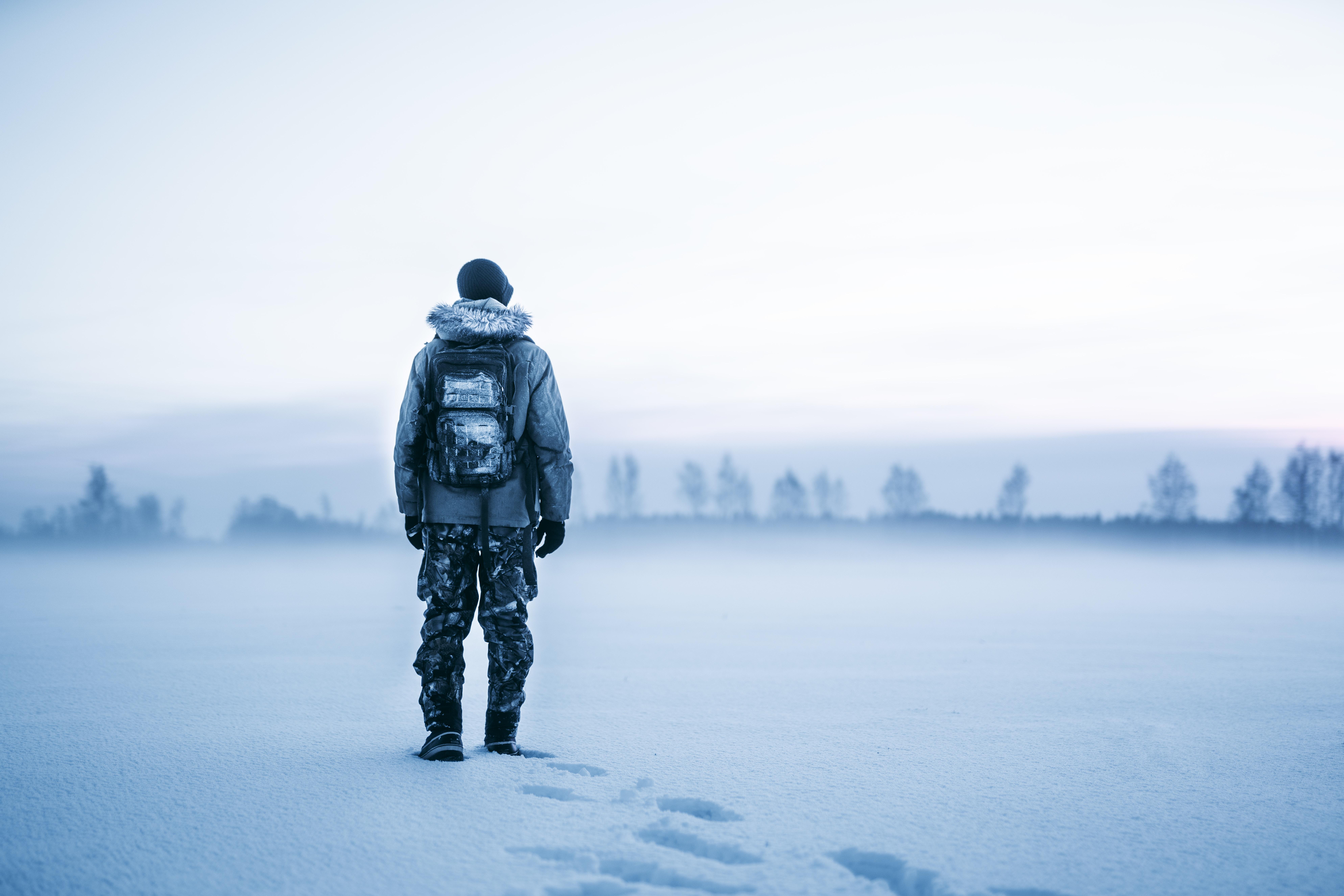 7952x5304 Winter Snow Cold Men Alone Mist Wallpaper:7952x5304