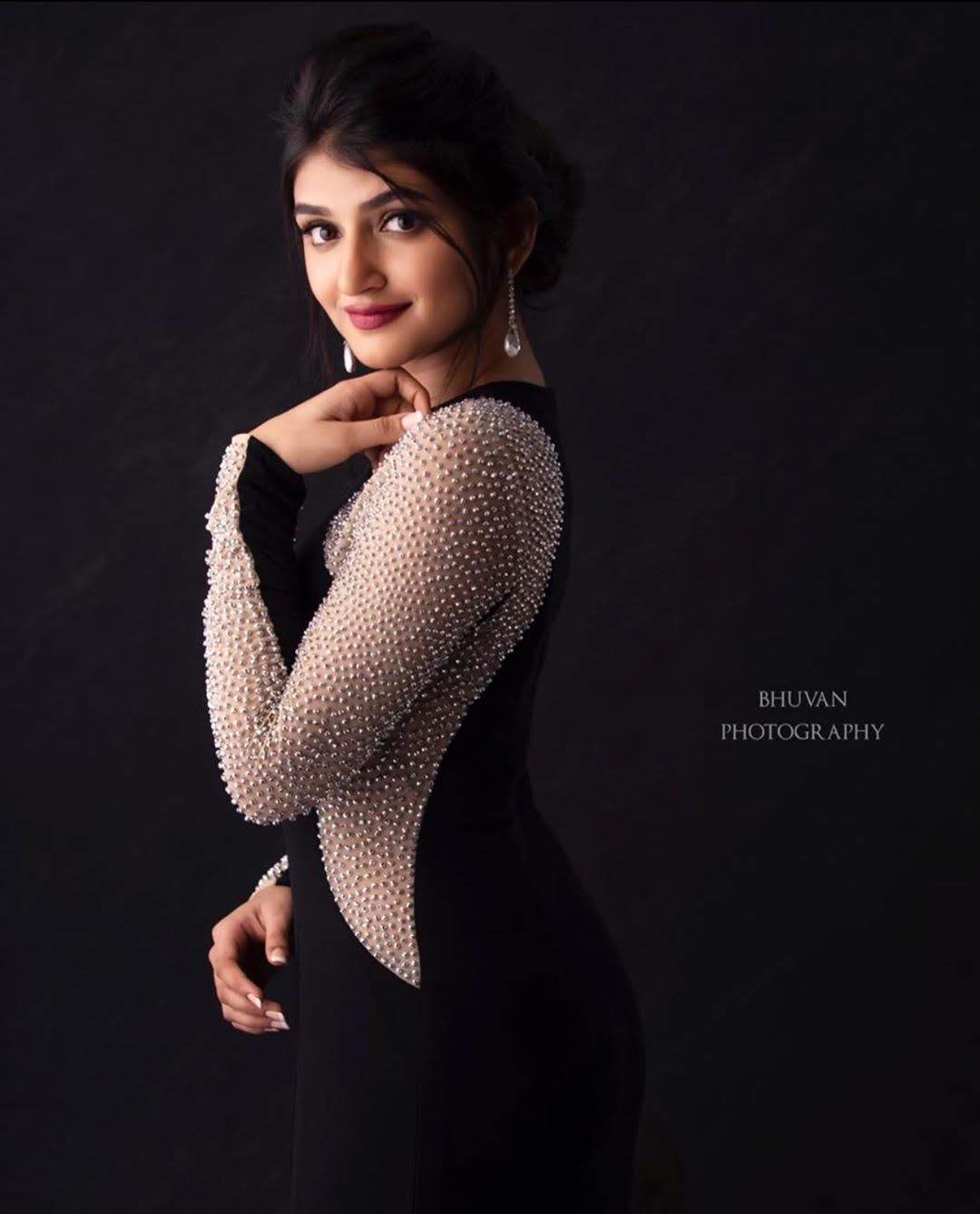 1080x1337 Sreeleela Wallpaper
