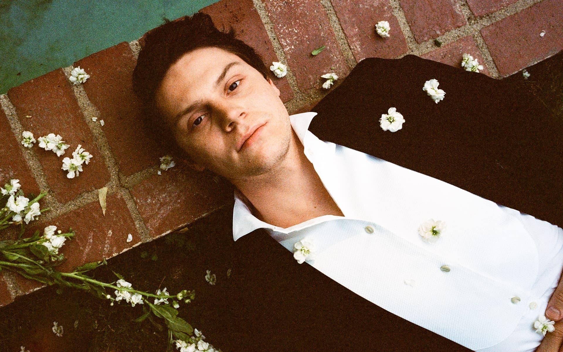 1920x1200 Evan Peters HD Background