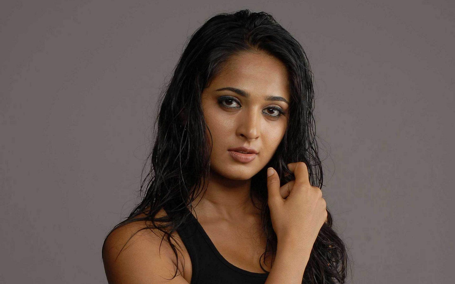1920x1200 Anushka Shetty is famous glamour actress high quality wide
