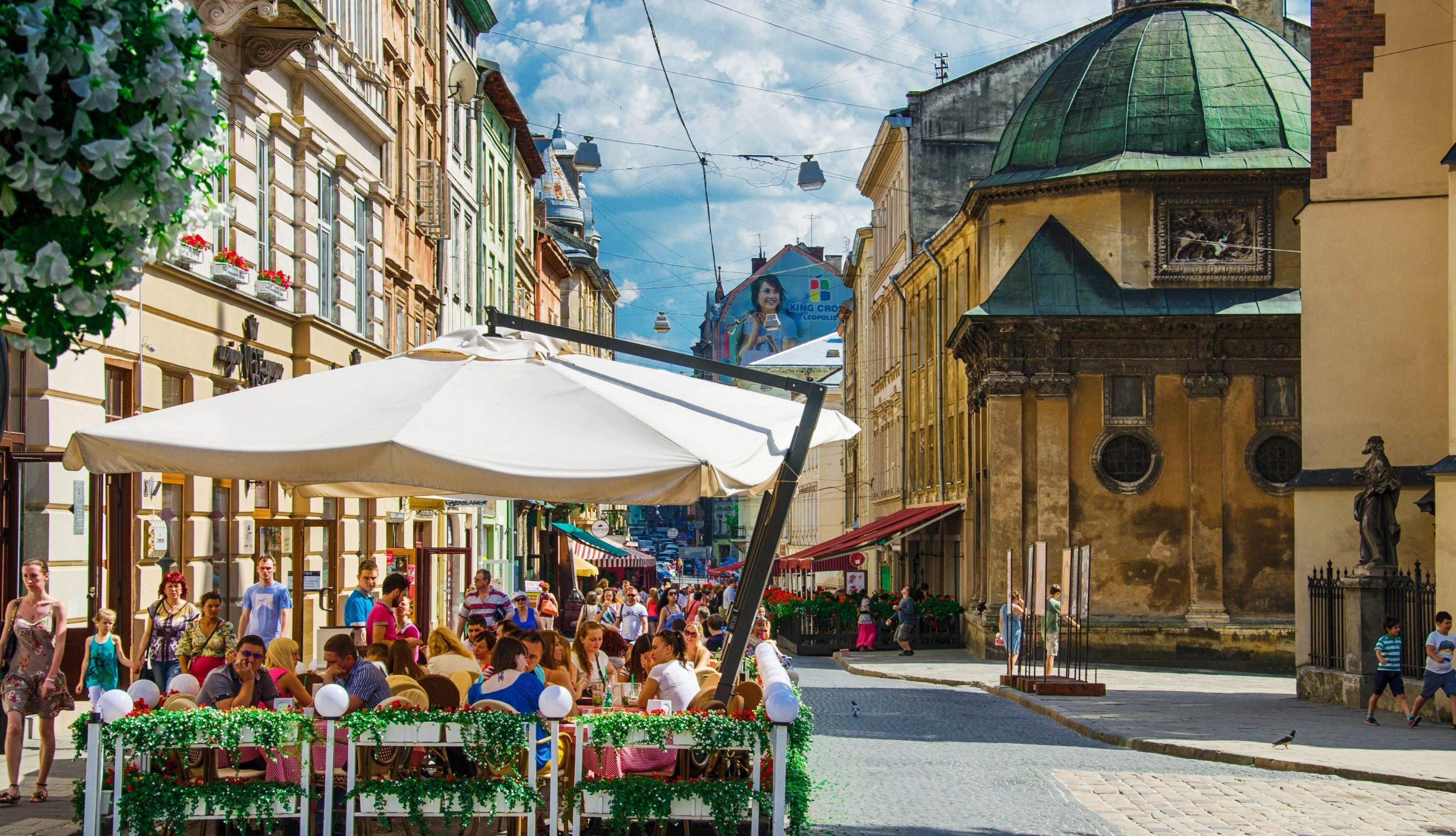 3732x2142 Download wallpaper old town, lions, street cafe for desktop with resolution 3732x2142. High Quality HD picture wallpaper