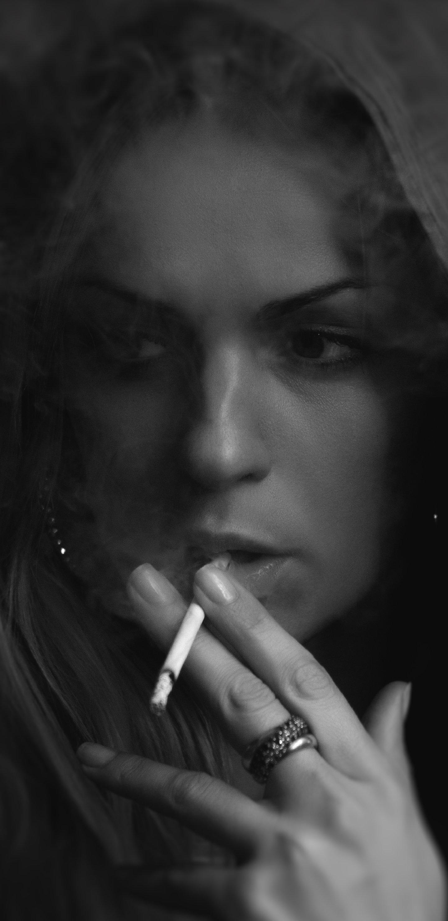 1440x2960 Women Smoking